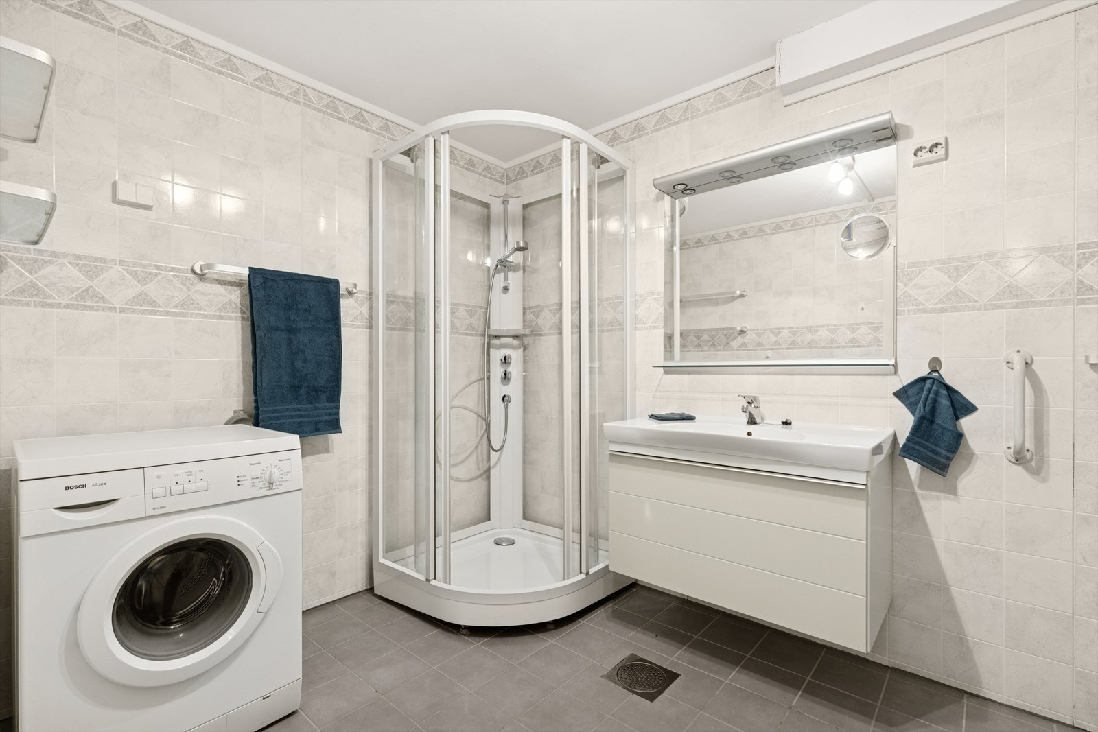 Badet har flislagt gulv med varmekabler. Galleribilde