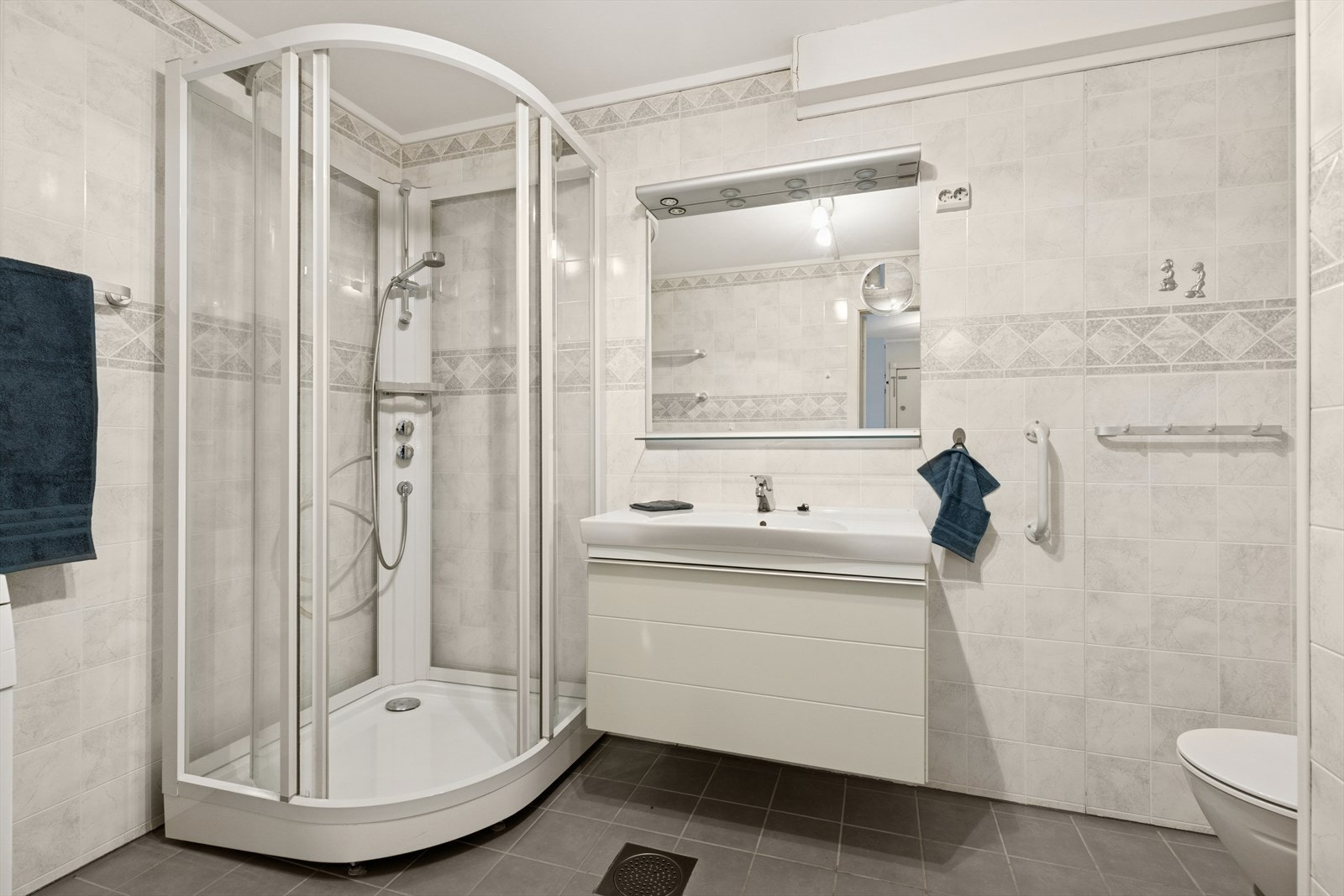 Det er våtromsplater på veggene. Galleribilde