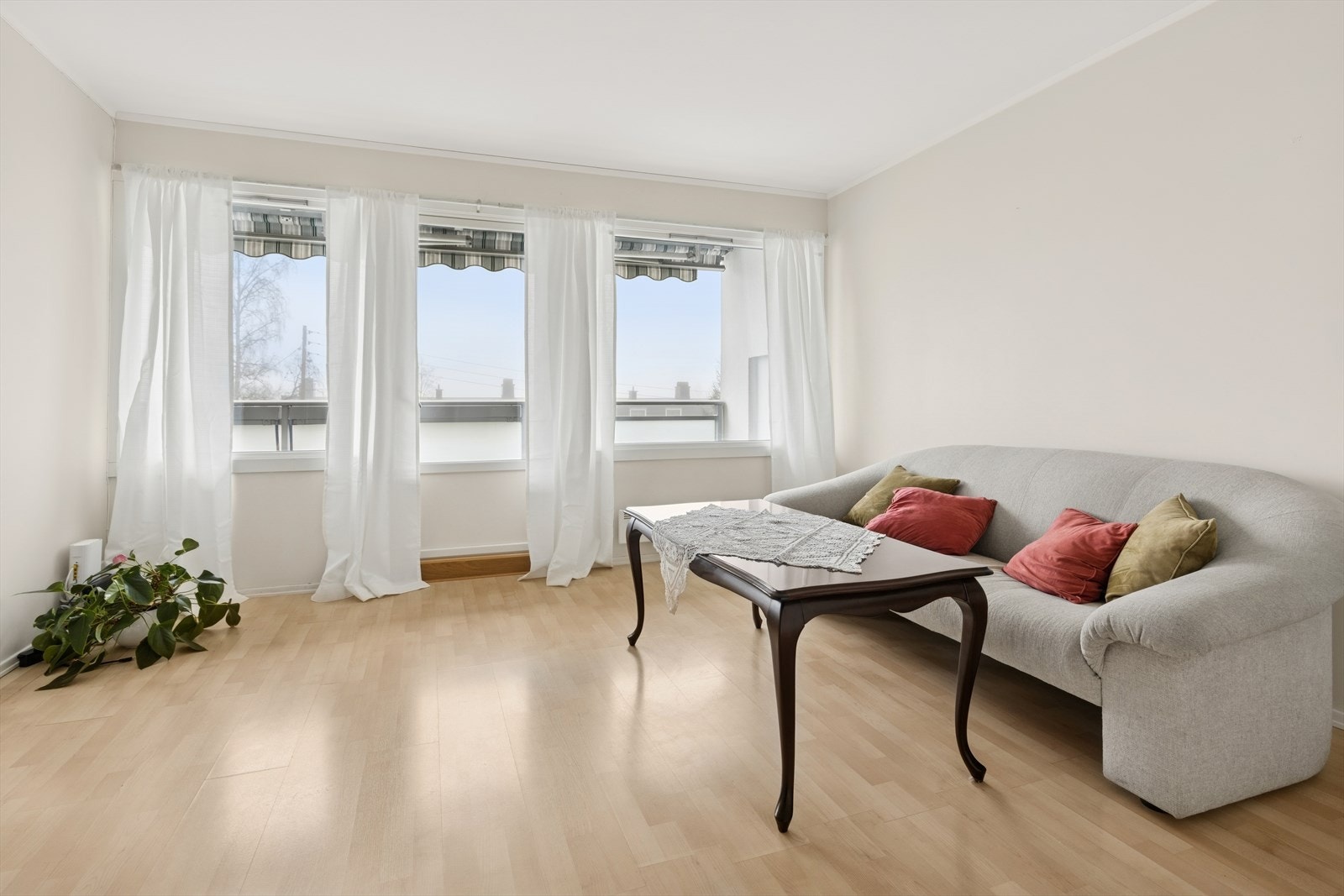 Stuen ligger sydvendt, og de store vinduene slipper inn mye lys. Galleribilde