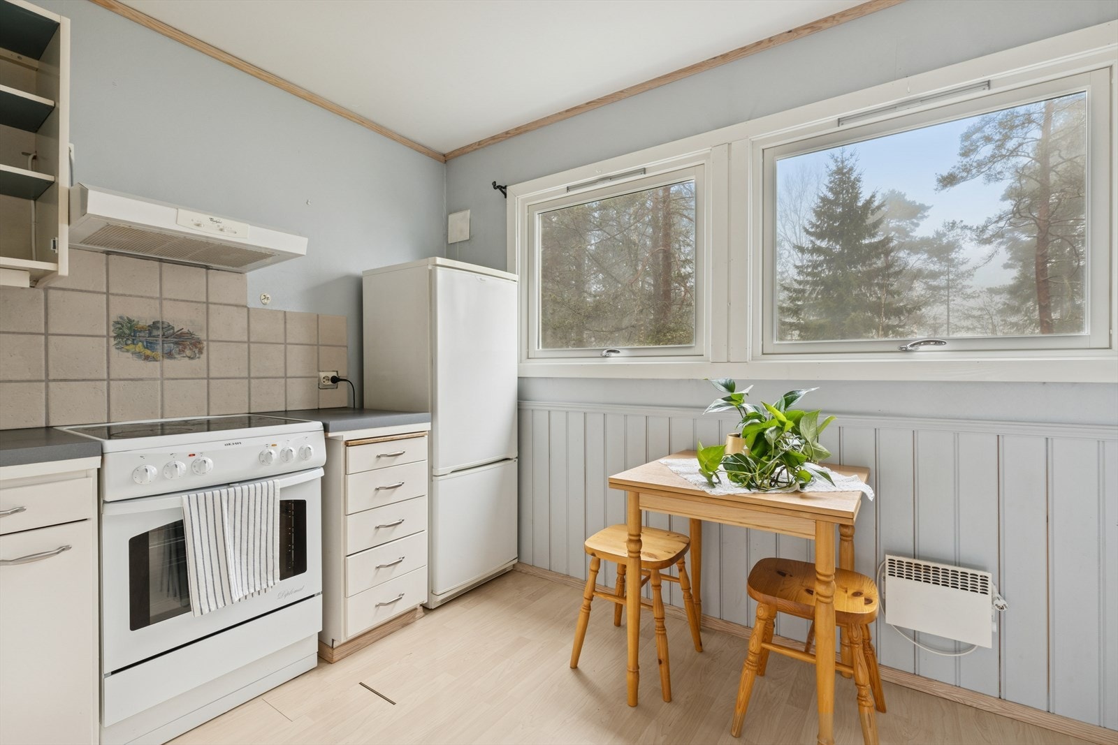 Separat kjøkken med spiseplass. Galleribilde