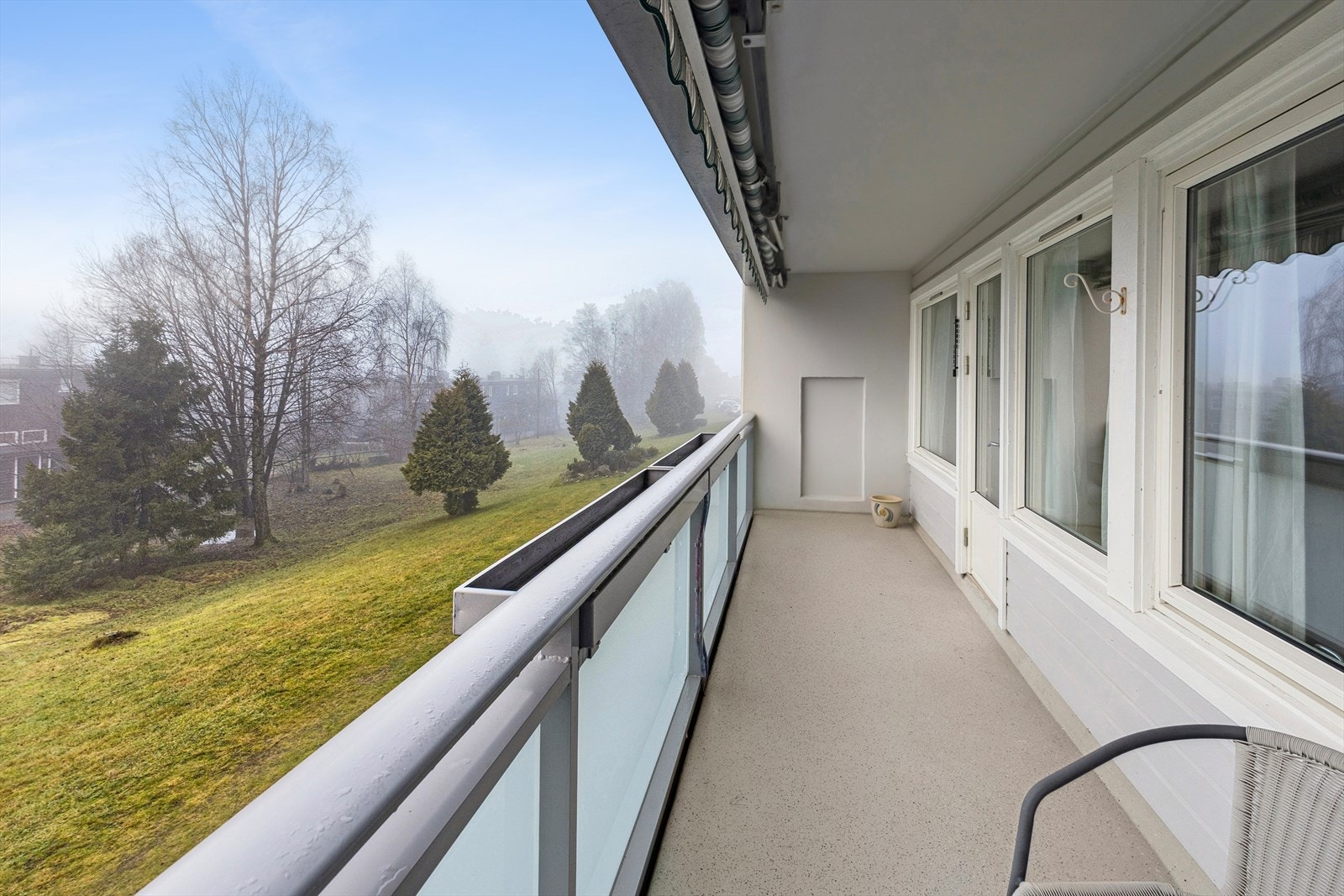 Det er montert markise og det er flott utsyn over nærområdet. Galleribilde