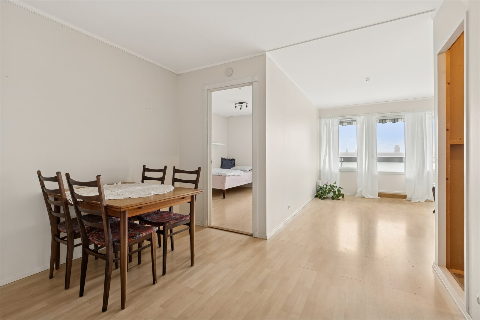 Hyggelig spiseplass i stuen. Galleribilde