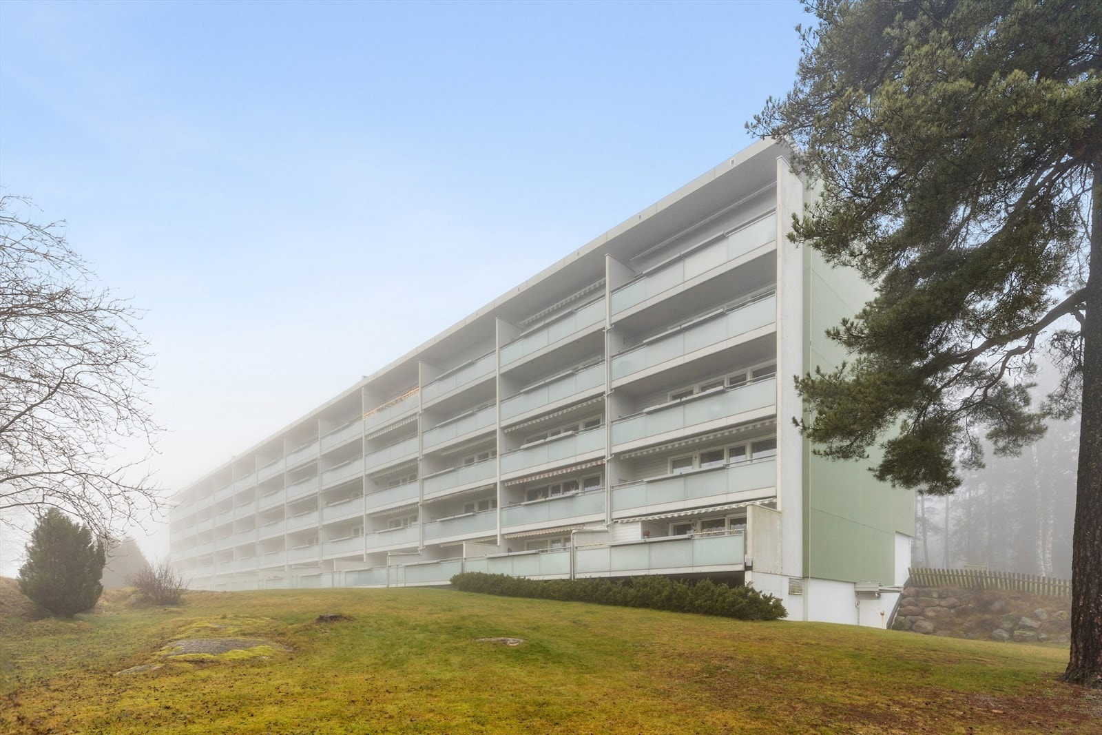 Leiligheten ligger på Øvre Hebekk, rett ved Hebekkskogen. Galleribilde