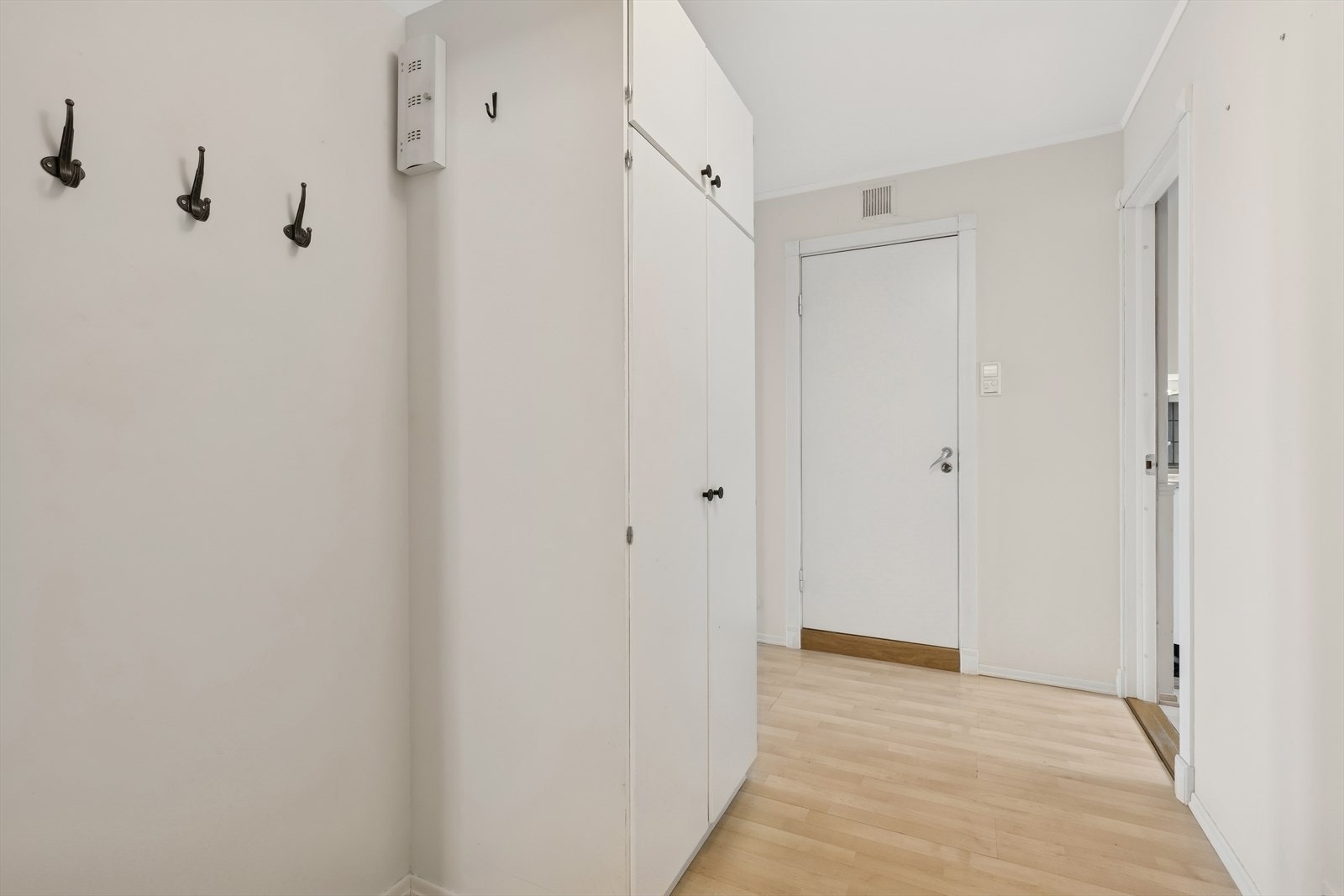 Praktisk entré med skap, samt plass til oppheng av yttertøy. Galleribilde