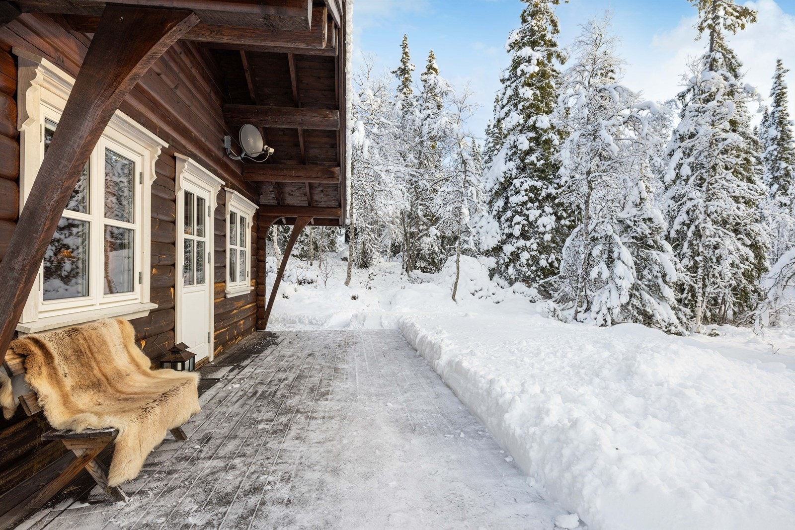 Hytta har en romslig terrasse med gode solforhold. Galleribilde
