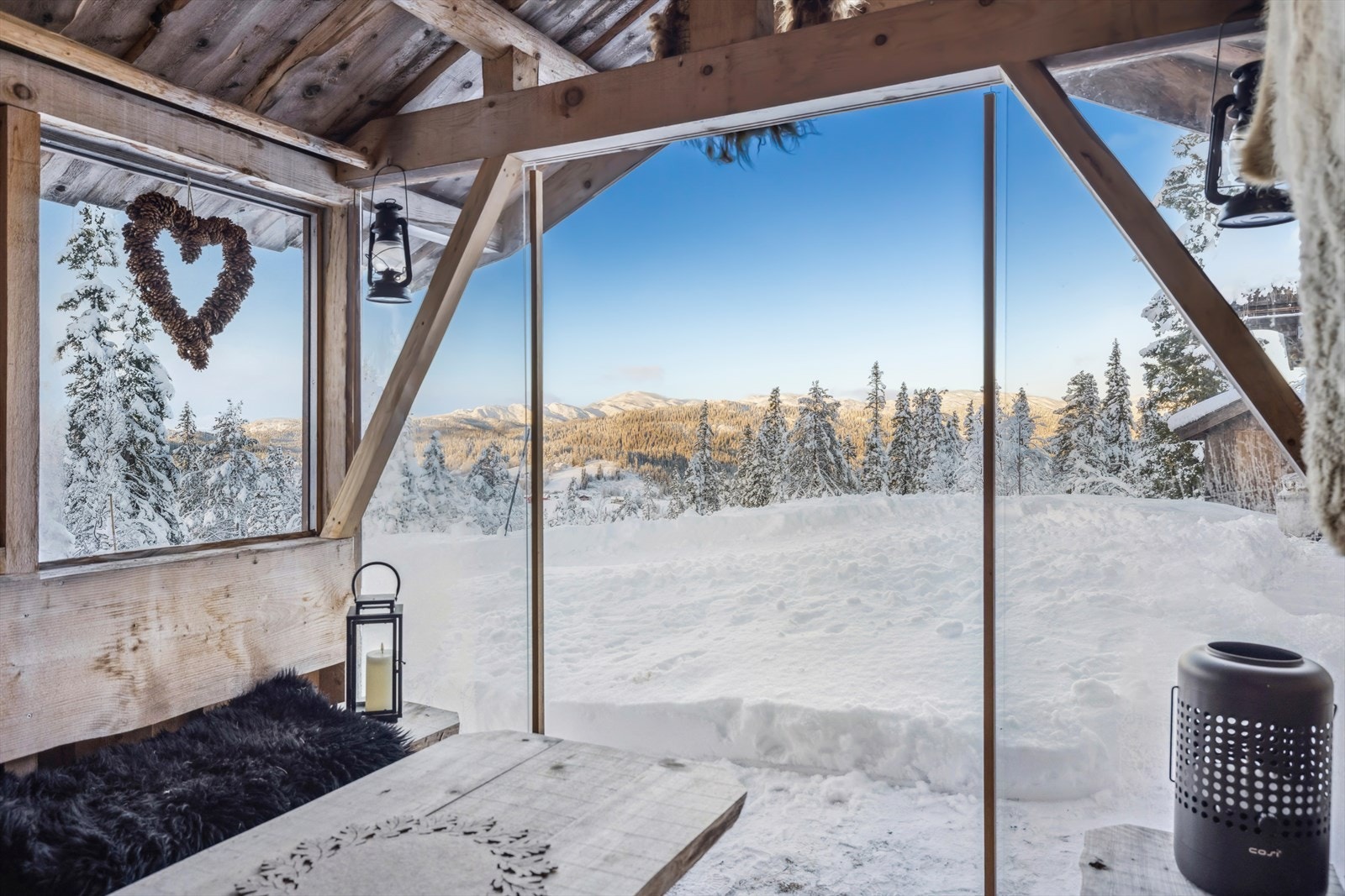 Store glassdører slipper inn rikelig med dagslys og gir flott utsikt mot naturen. Galleribilde