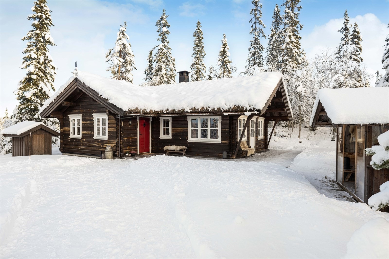 Store deler av uteområdet er dekket av snø vinterstid, noe som gir flotte rammer for lek, ski og friluftsliv rett utenfor døren. Galleribilde