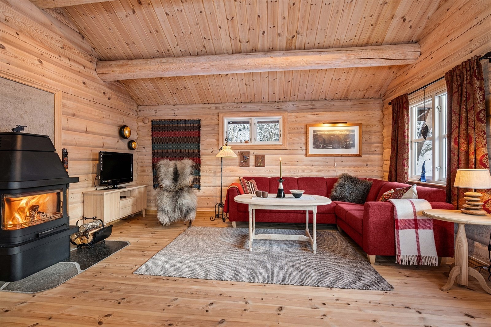 Stuen er romslig og har god plass til et stort sofahjørne. Galleribilde