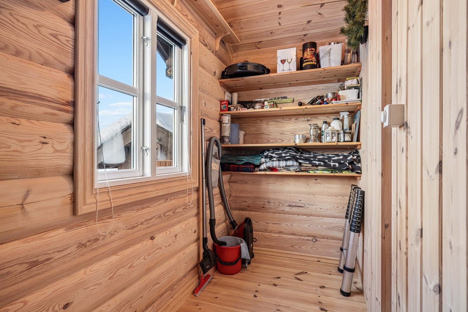 Hytta har en innvendig bod med ekstra plass for lagring. Galleribilde