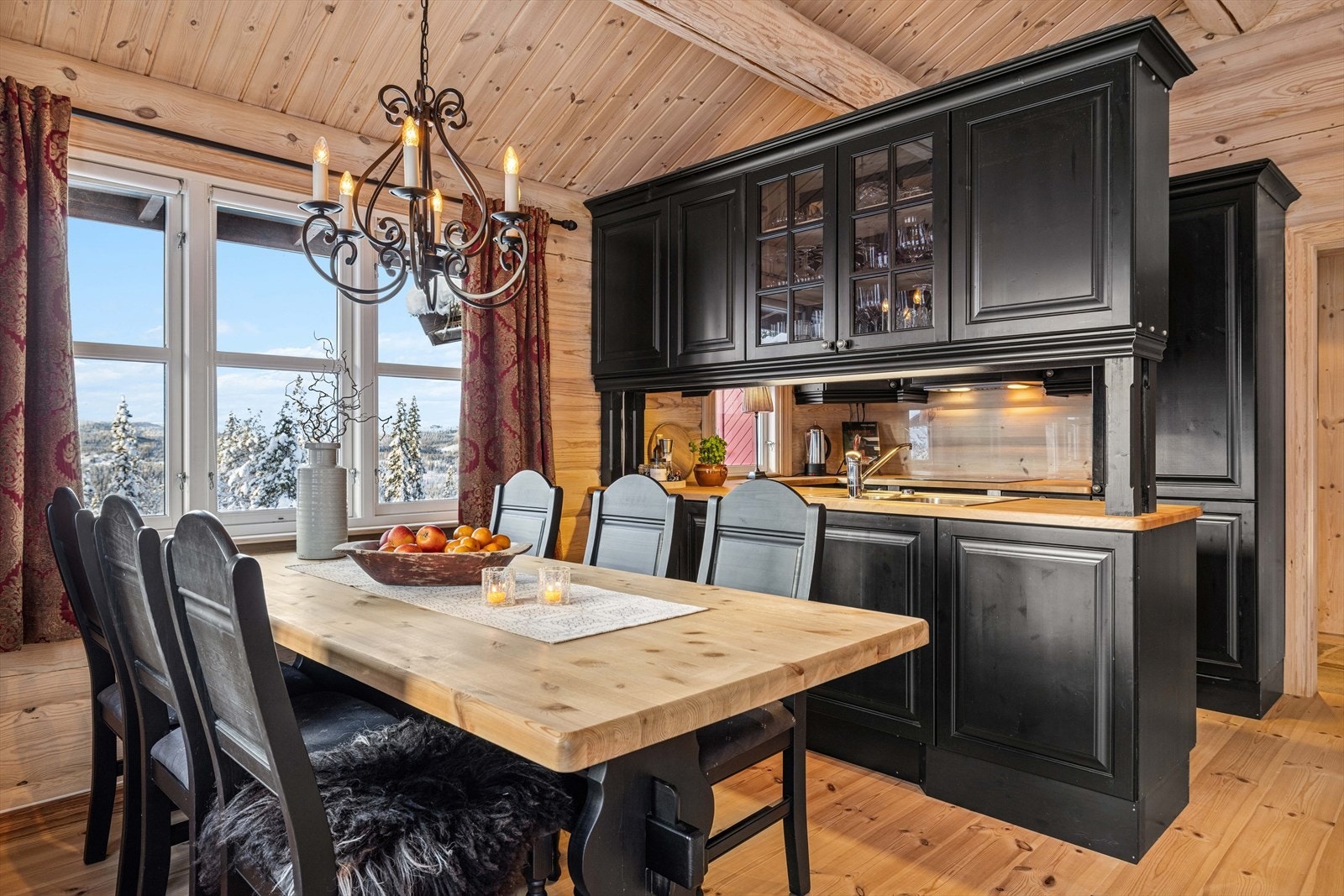 Kjøkkenet ligger i en åpen løsning mot stuen. Her er det god plass for et langbord. Galleribilde