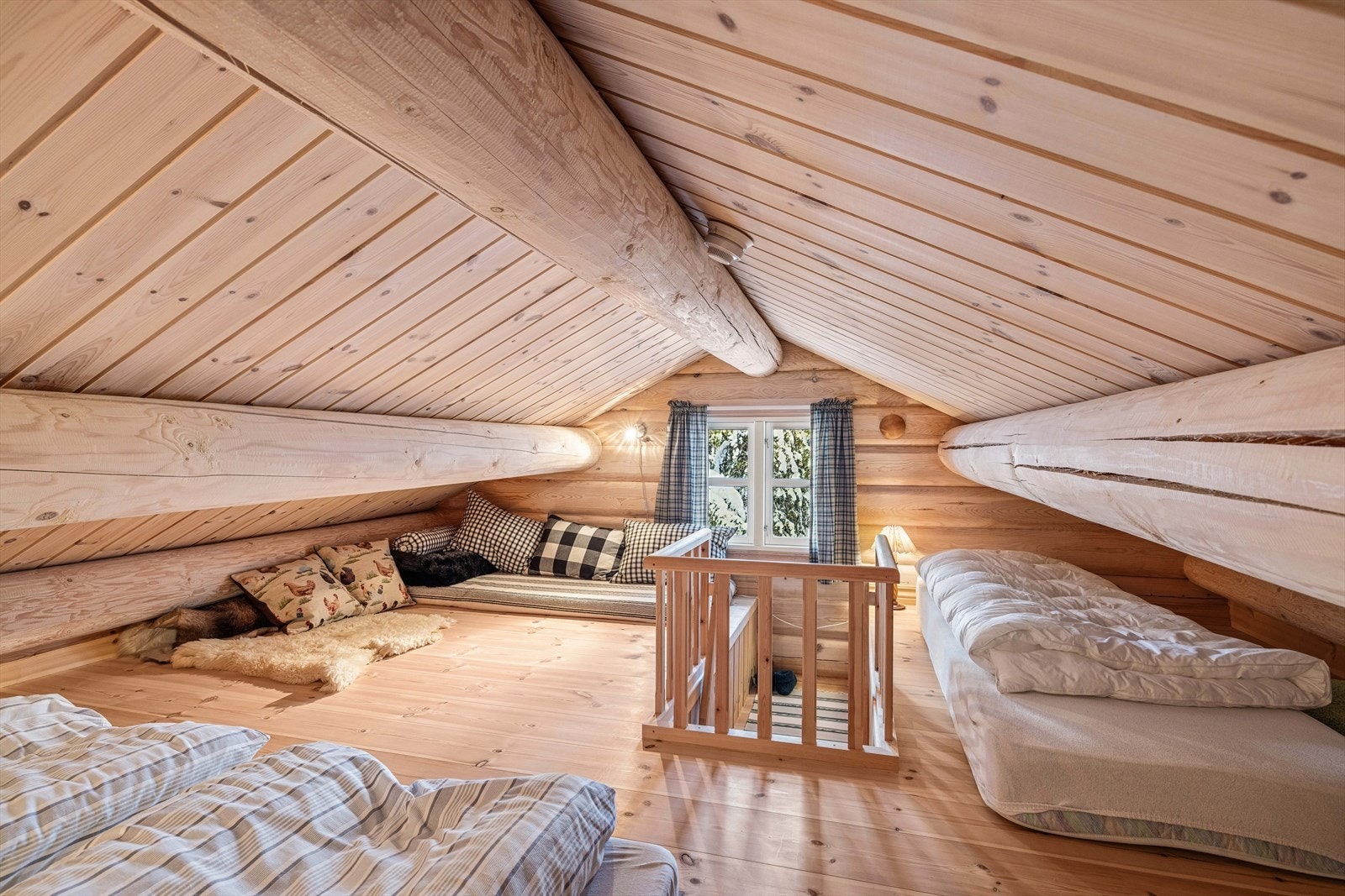 Lys og trivelig hems med synlige tømmerbjelker. Galleribilde