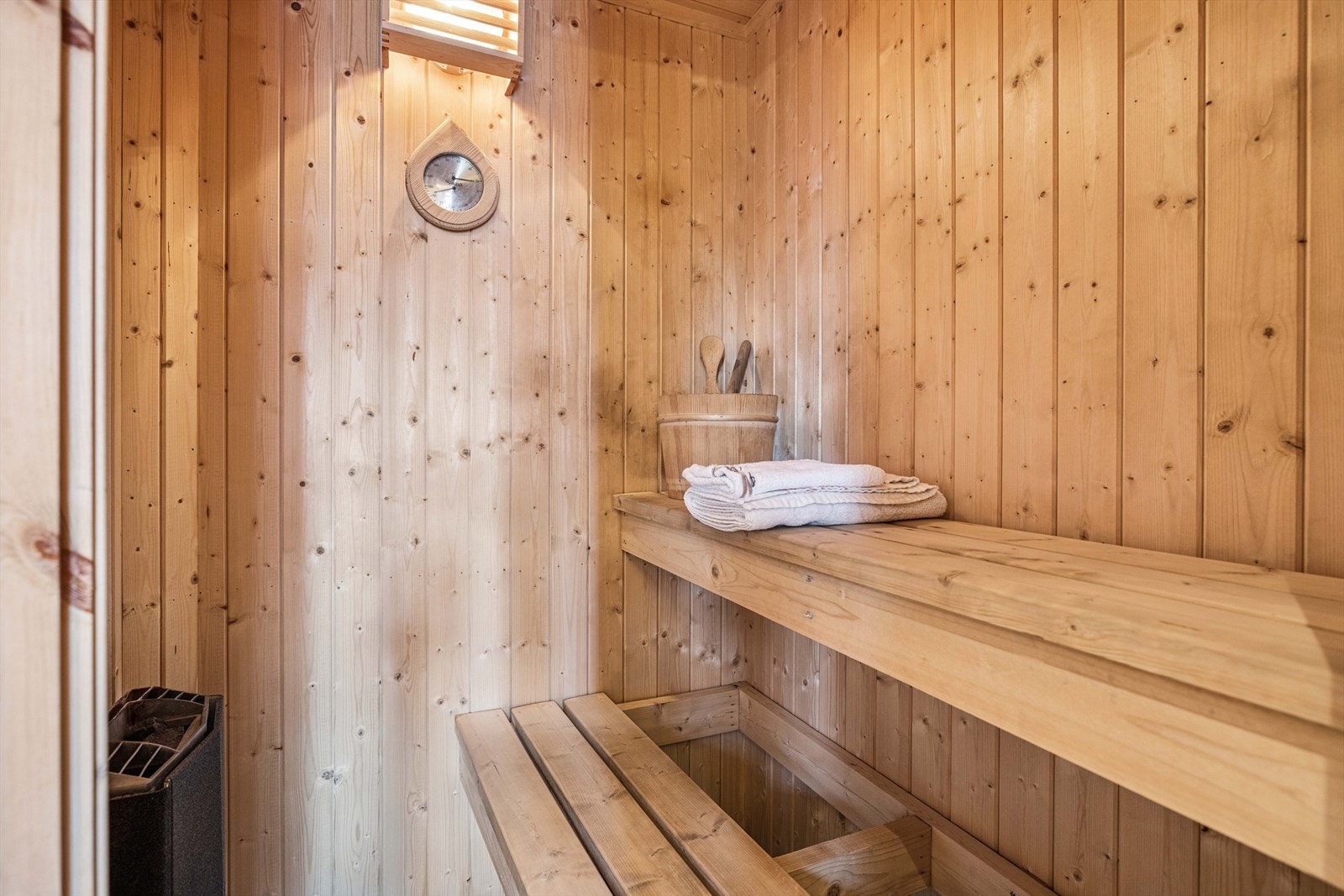 Badet har direkte tilknytning til badstue som er perfekt for avslapning etter en dag ute. Galleribilde