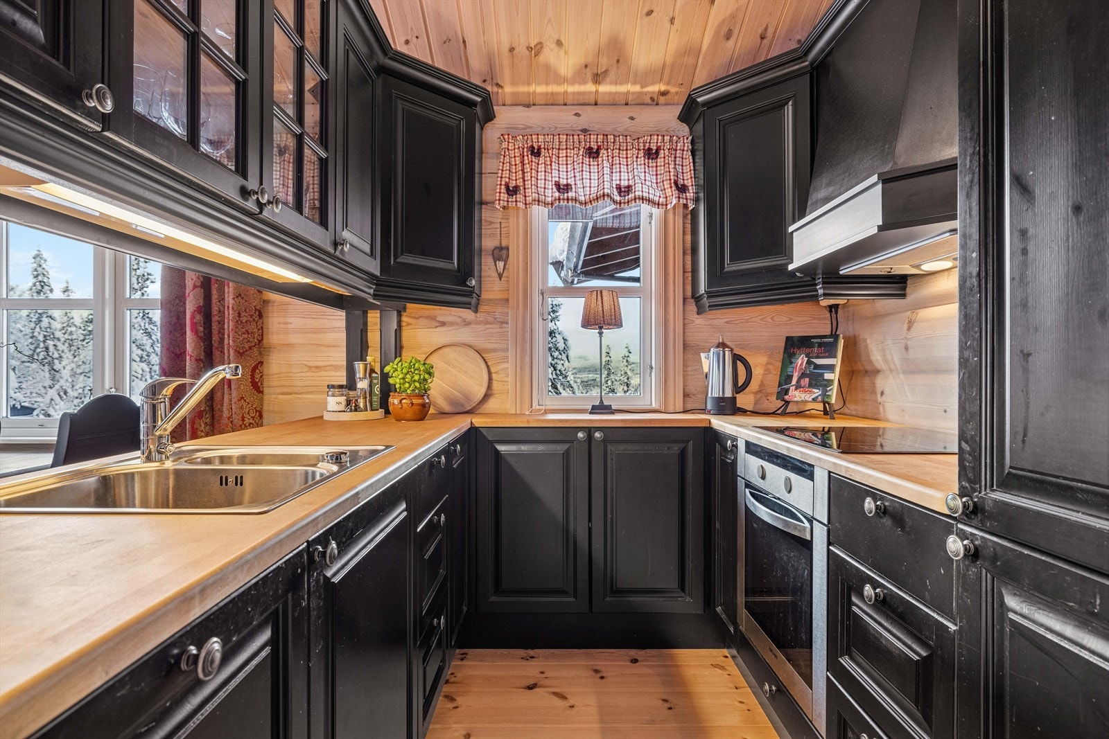 Her er det godt med skapplass og integrerte hvitevarer som kjøl/fryseskap, oppvaskmaskin, komfyr og platetopp. Galleribilde