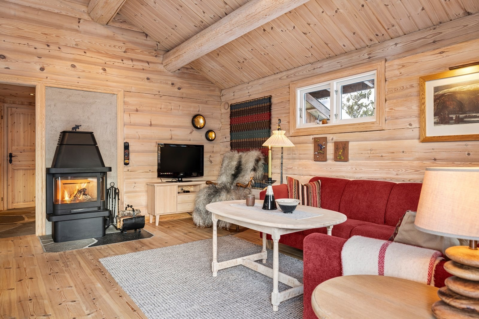 Her er det vedovn for ekstra varme og hygge på kalde dager. Galleribilde