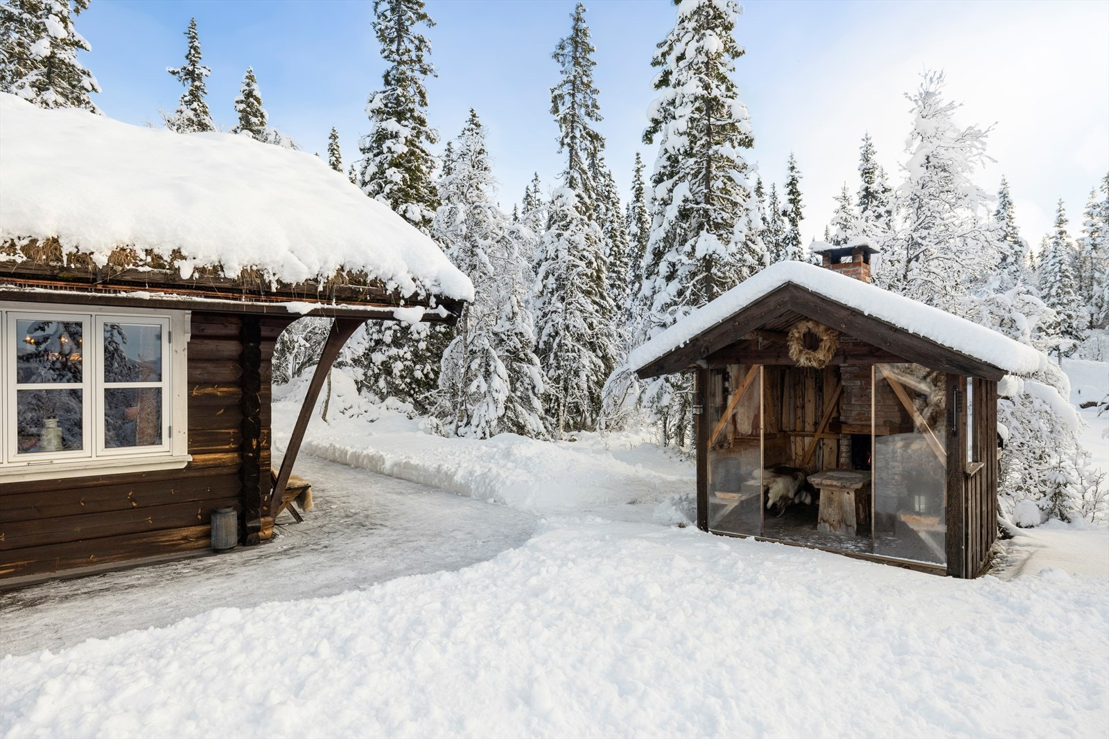 På eiendommen er det en hyggelig grillbu med peis. Galleribilde