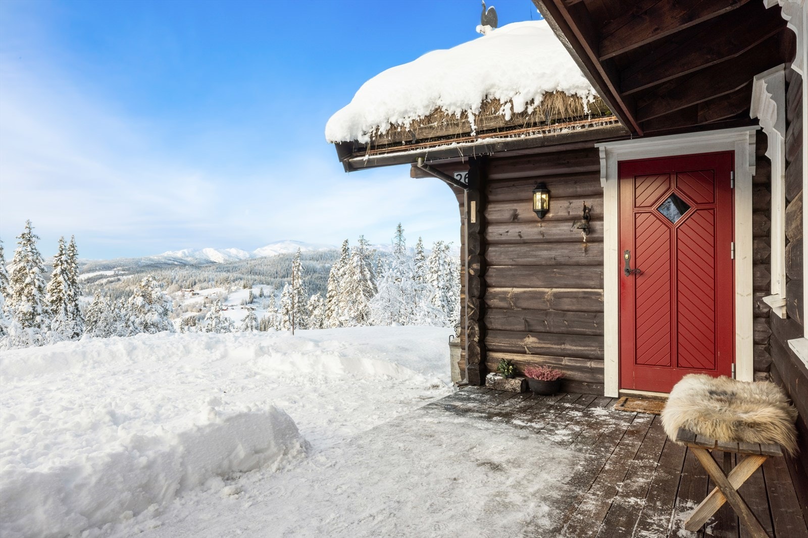 Delvis overbygd inngangsparti med flott utsikt mot fjell og dal. Galleribilde