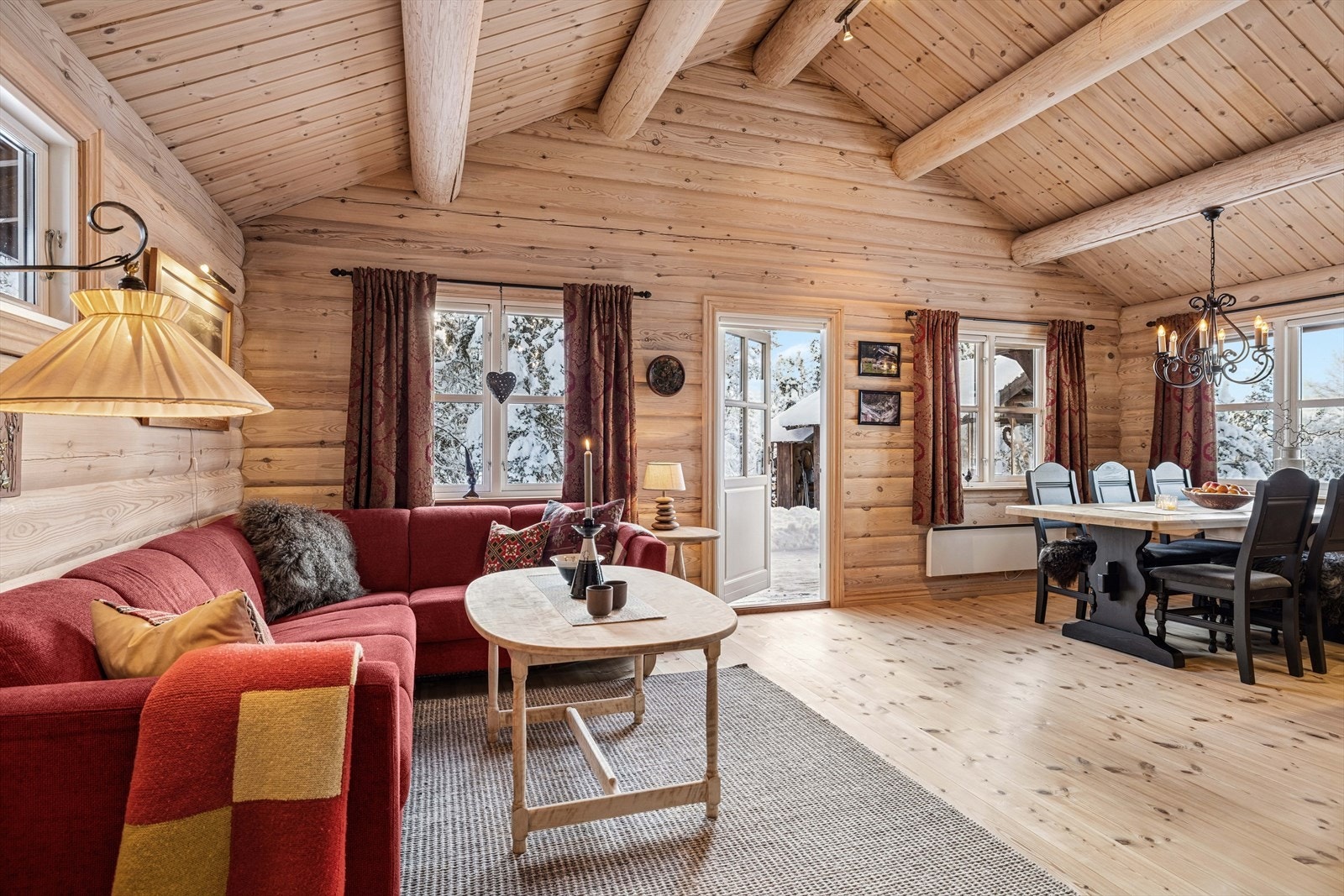 Tømmervegger skaper en varm og koselig stemning og fra stuen er det utgang til uteområde. Galleribilde