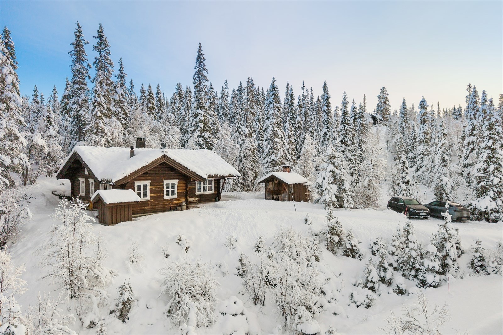 Eiendommen ligger idyllisk til i et rolig og etablert hyttefelt, med fantastisk utsikt mot vakker natur og nærhet til flotte turområder. Galleribilde