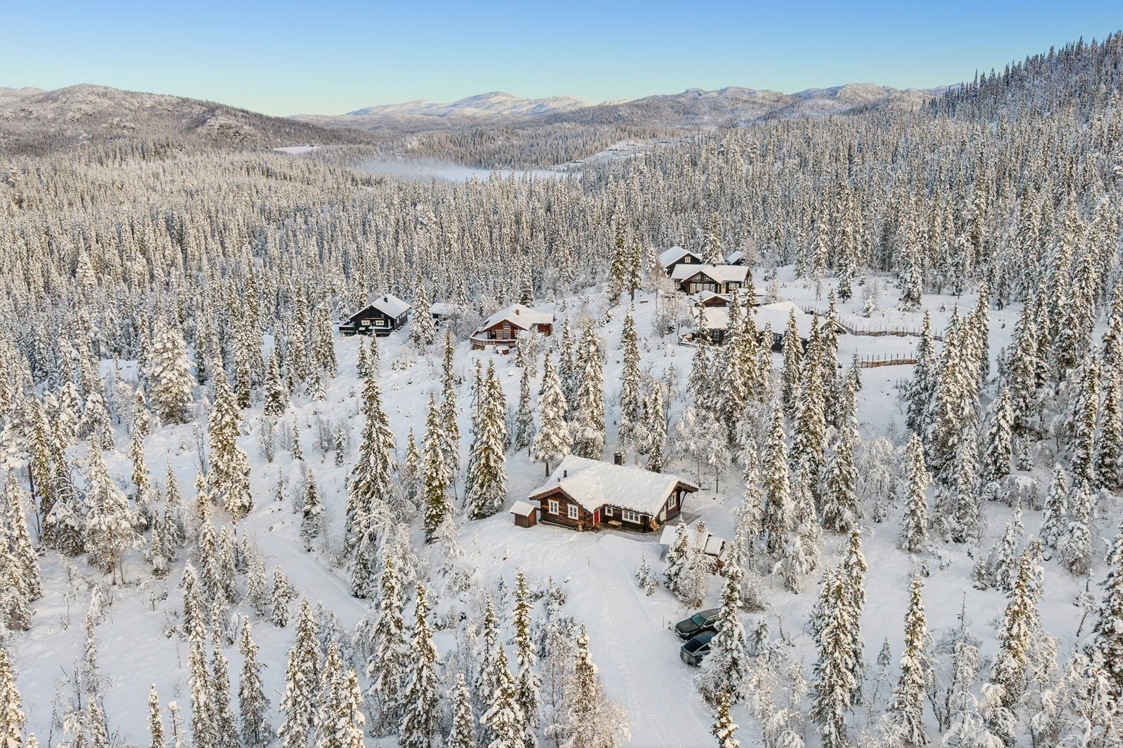 Eiendommen har enkel adkomst og gode parkeringsmuligheter. Galleribilde