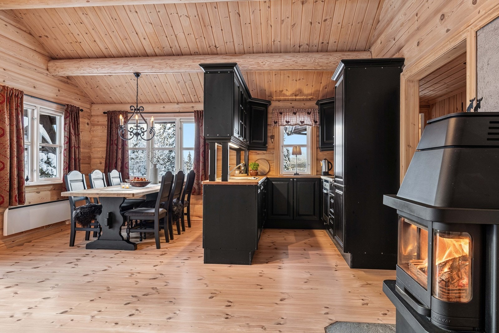 Kjøkkeninnredningen har profilerte fronter og benkeplate i heltre. Galleribilde