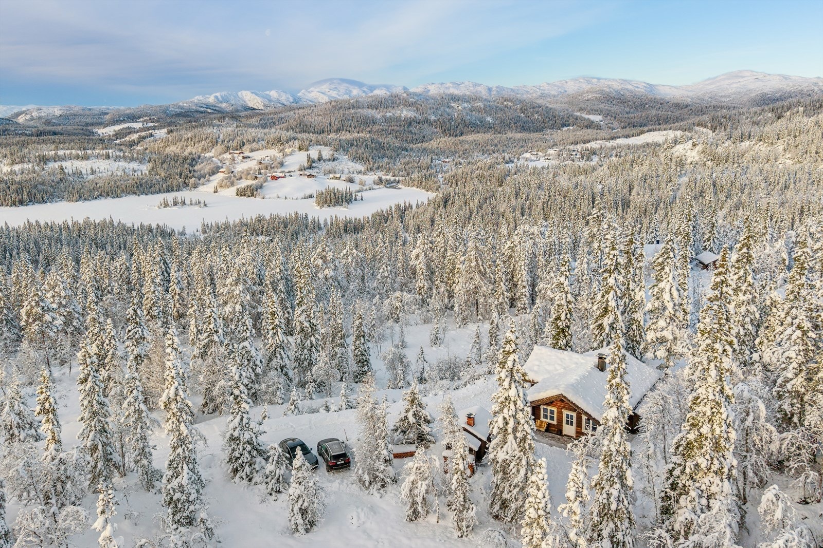 Her får du gode solforhold fra morgen til kveld og det er kort vei til både skiløyper og gode fiskemuligheter. Galleribilde