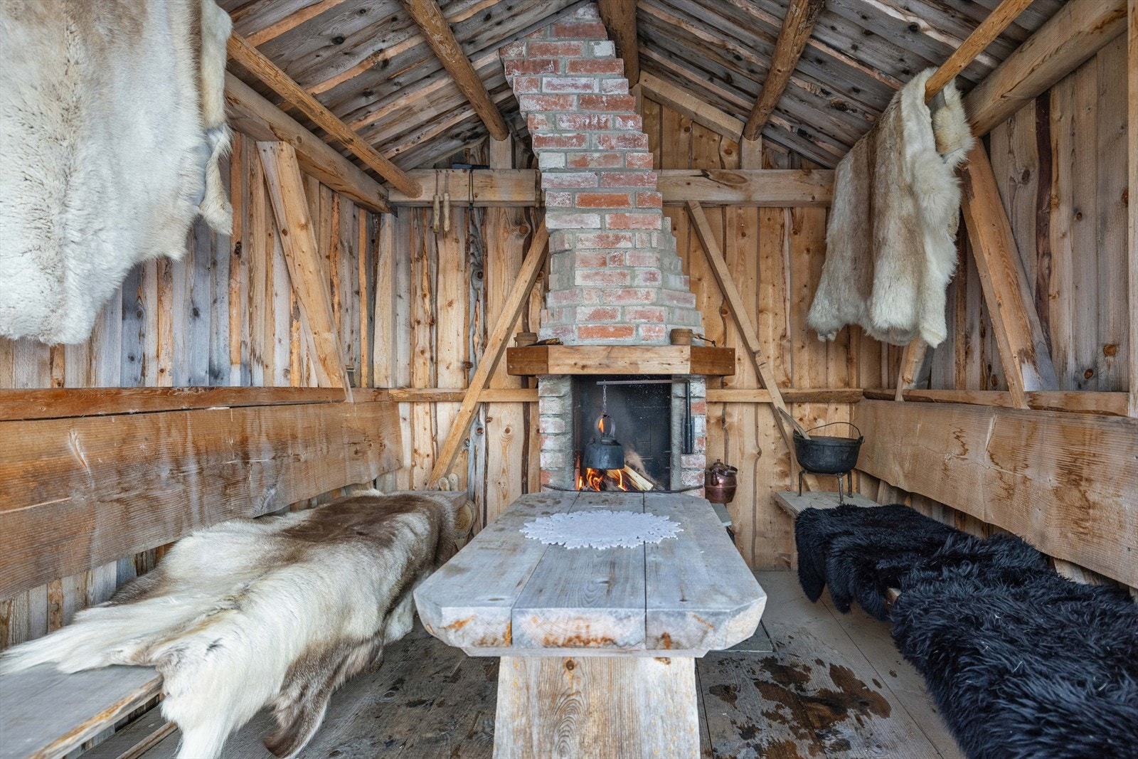 Sittebenker og bord gir et hyggelig samlingspunkt, perfekt for å nyte måltider og gode samtaler i naturskjønne omgivelser. Her kan du slappe av og ta inn utsikten, enten det er sol eller snø. Galleribilde