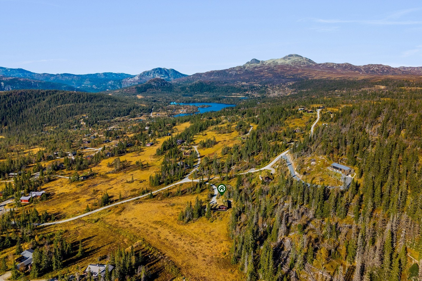 Tuddal Høyfjellshotell, kjent for sin gode mat, ligger en kort kjøretur unna. Galleribilde