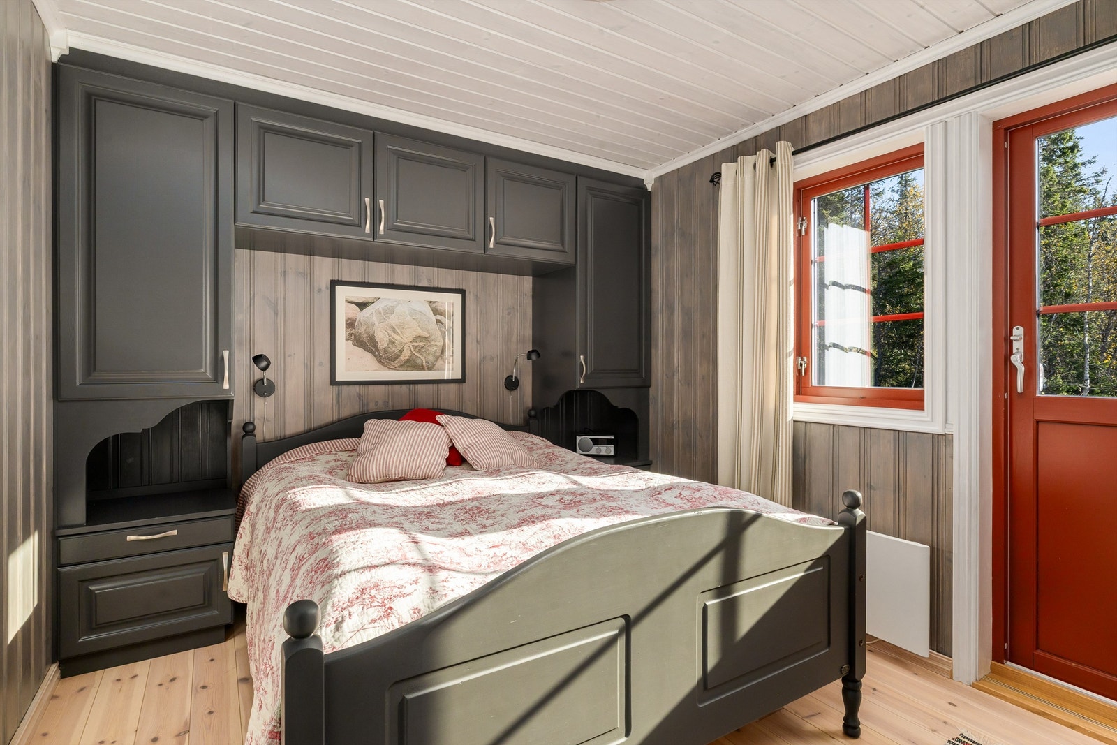 Hovedsoverommet har en stilfull, plassbygget skapløsning for god oppbevaring. Galleribilde