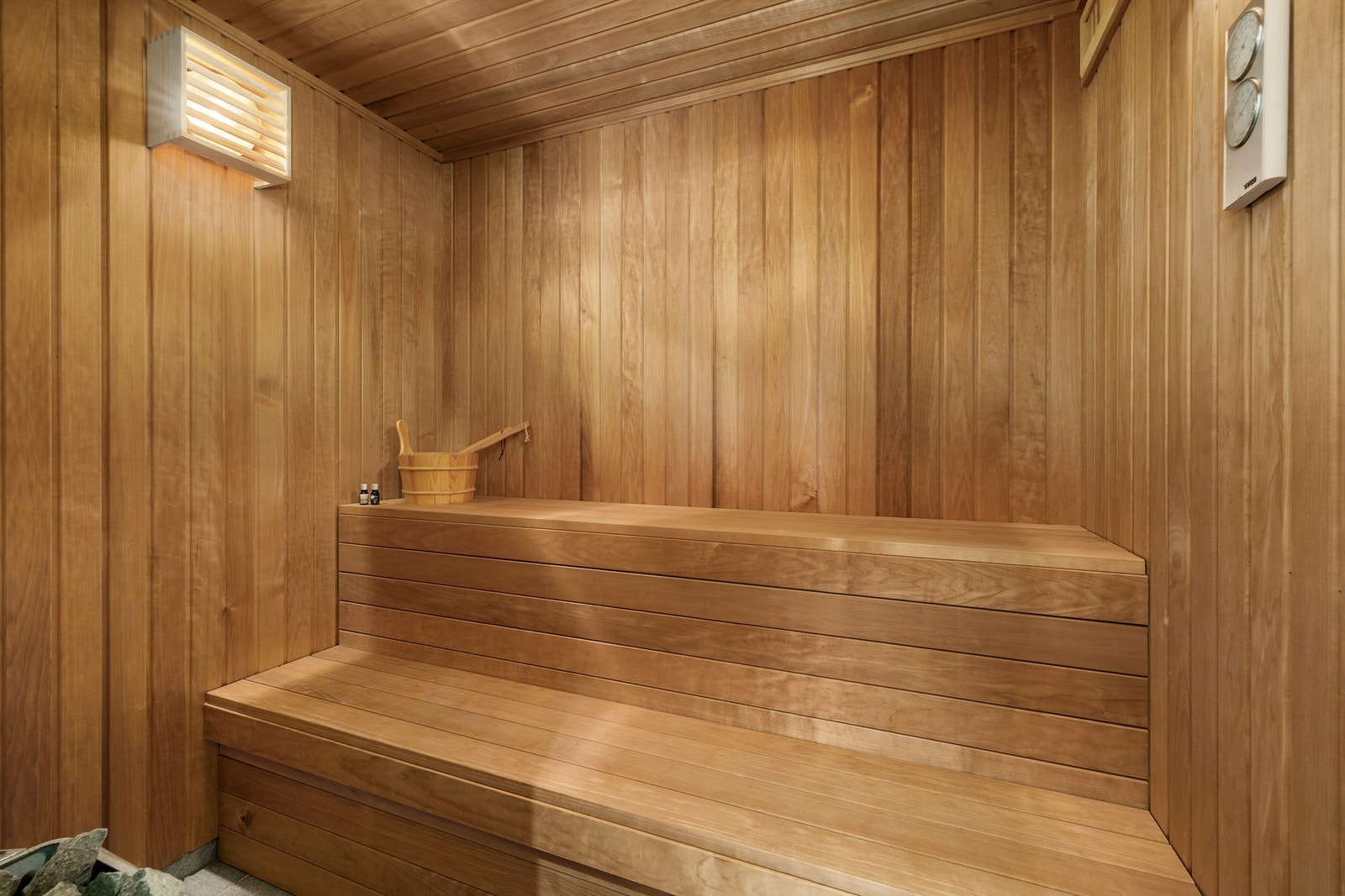 Etter en lang dag i fjellet kan man slappe av i hyttas egen badstue. Galleribilde