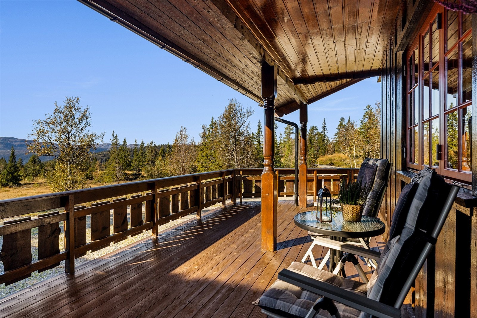 Terrassen gir en åpen utsikt over det omkringliggende fjellterrenget. Galleribilde