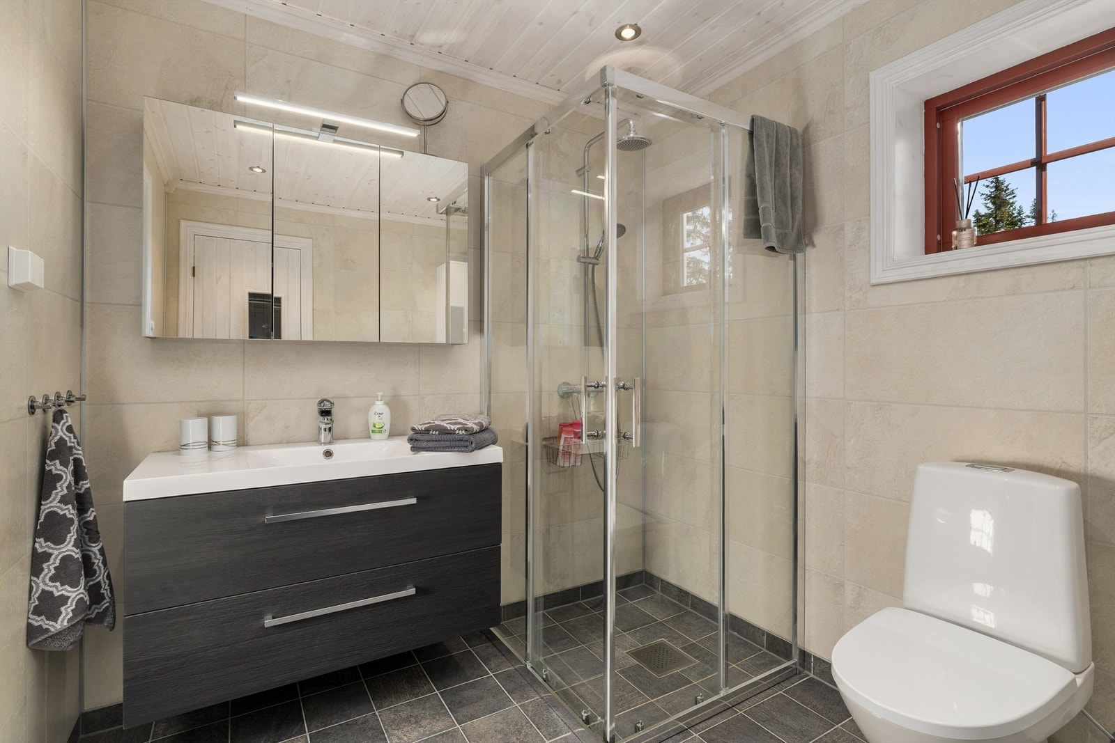 Badet i tilbygget har en mer moderne standard med lyse flater og badstue. Galleribilde