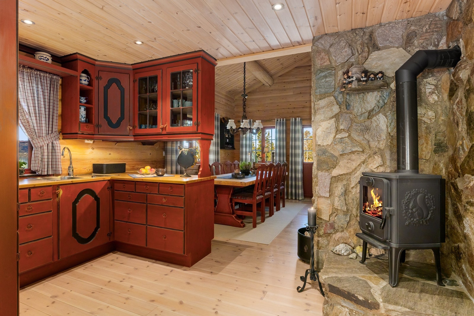 En vedovn på kjøkkenet gir ekstra varme og hygge under matlagingen. Galleribilde