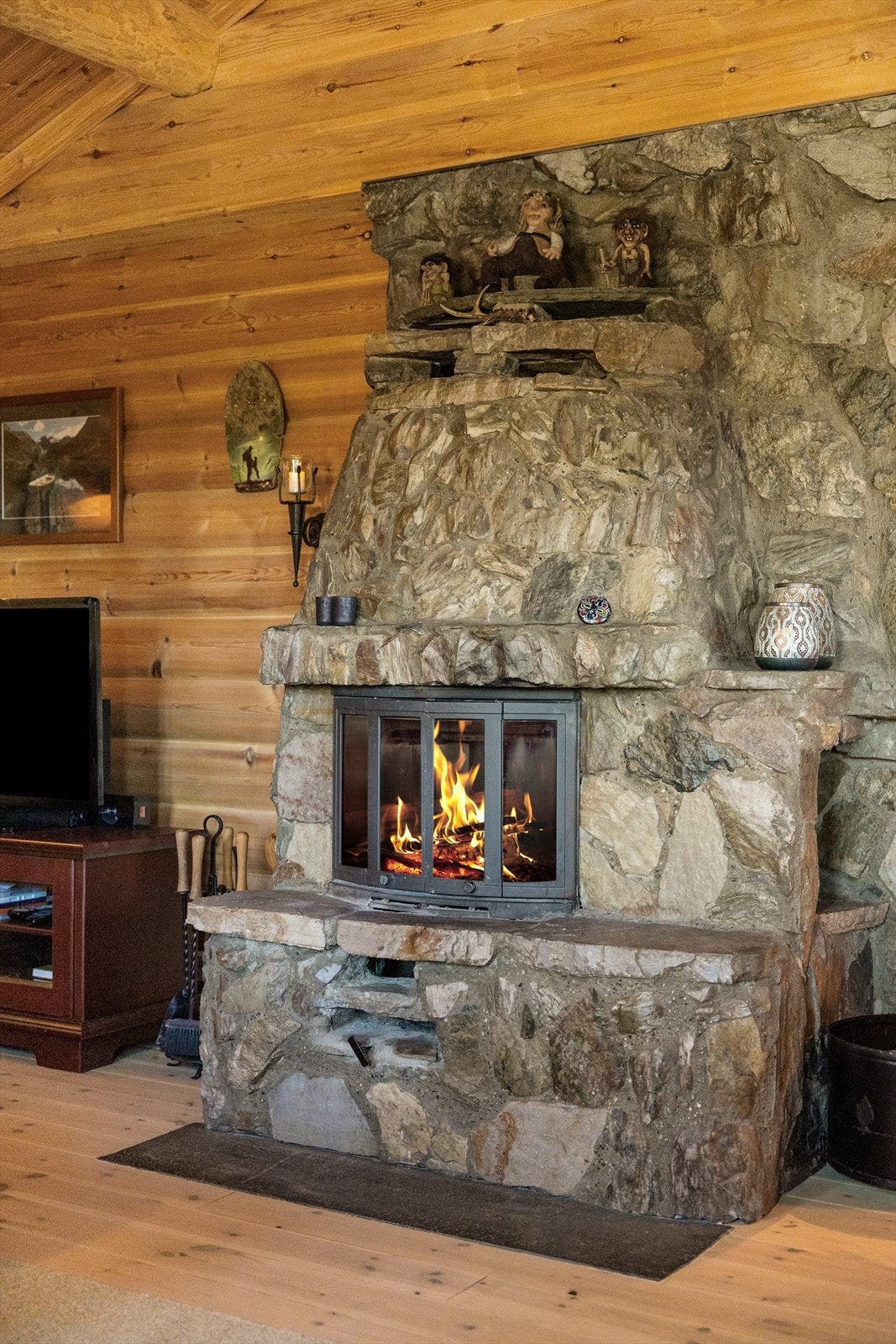 Den sentralt plasserte natursteinspeisen med innsats vender fint mot sofakroken. Galleribilde