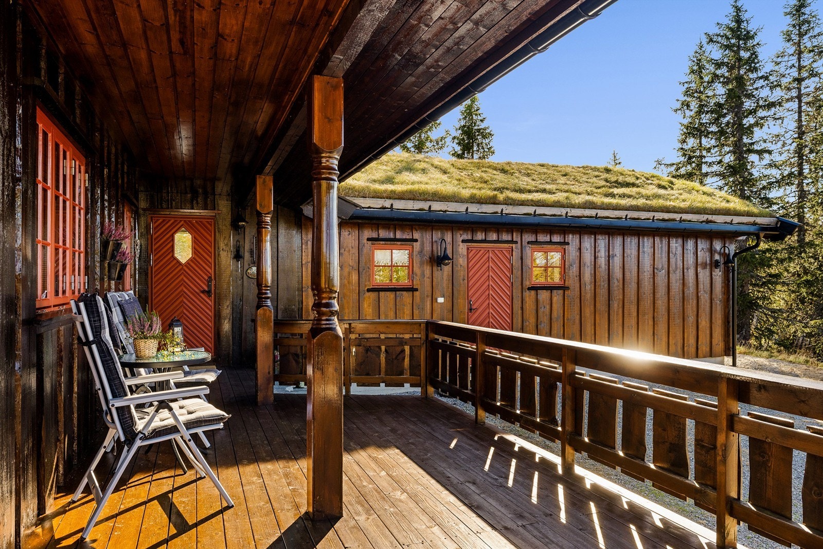 Overbygget inngangsparti og terrasse gir ly for vær og vind. Galleribilde