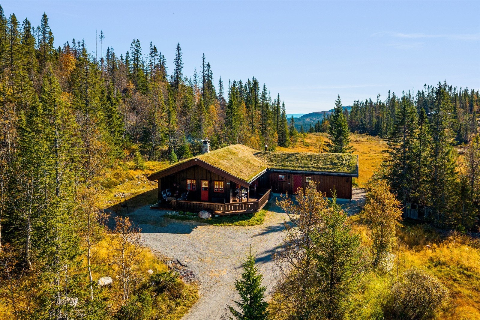 Stor familiehytte med flott utsikt mot omkransende fjelltopper. Galleribilde