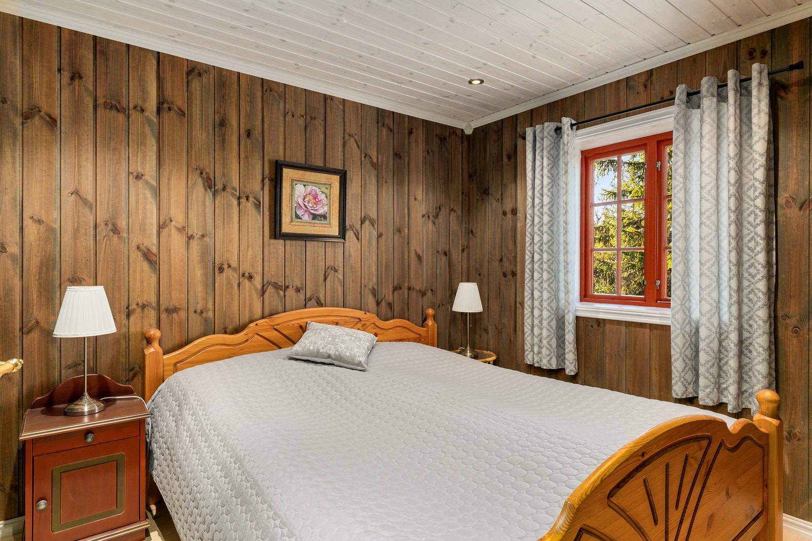 To av soverommene ligger i tilbygget, begge med varme i gulvet. Galleribilde