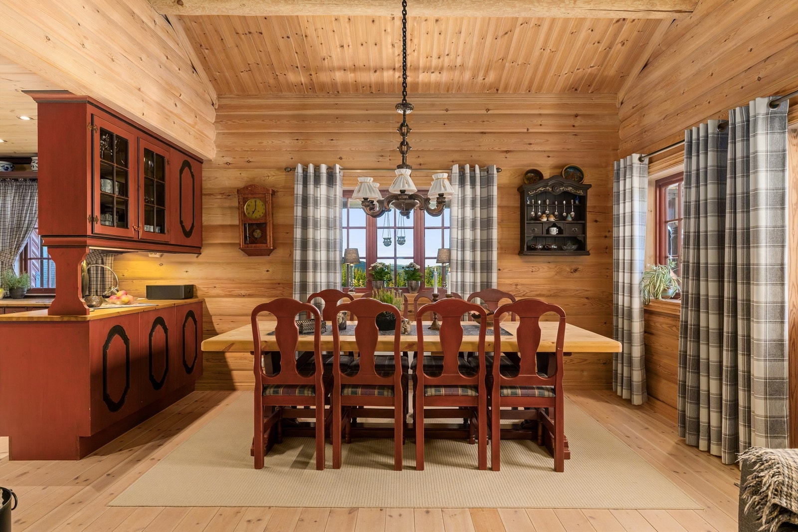 Store vinduer ved spisestuen gir flott utsikt mot de omkransende fjelltoppene. Galleribilde