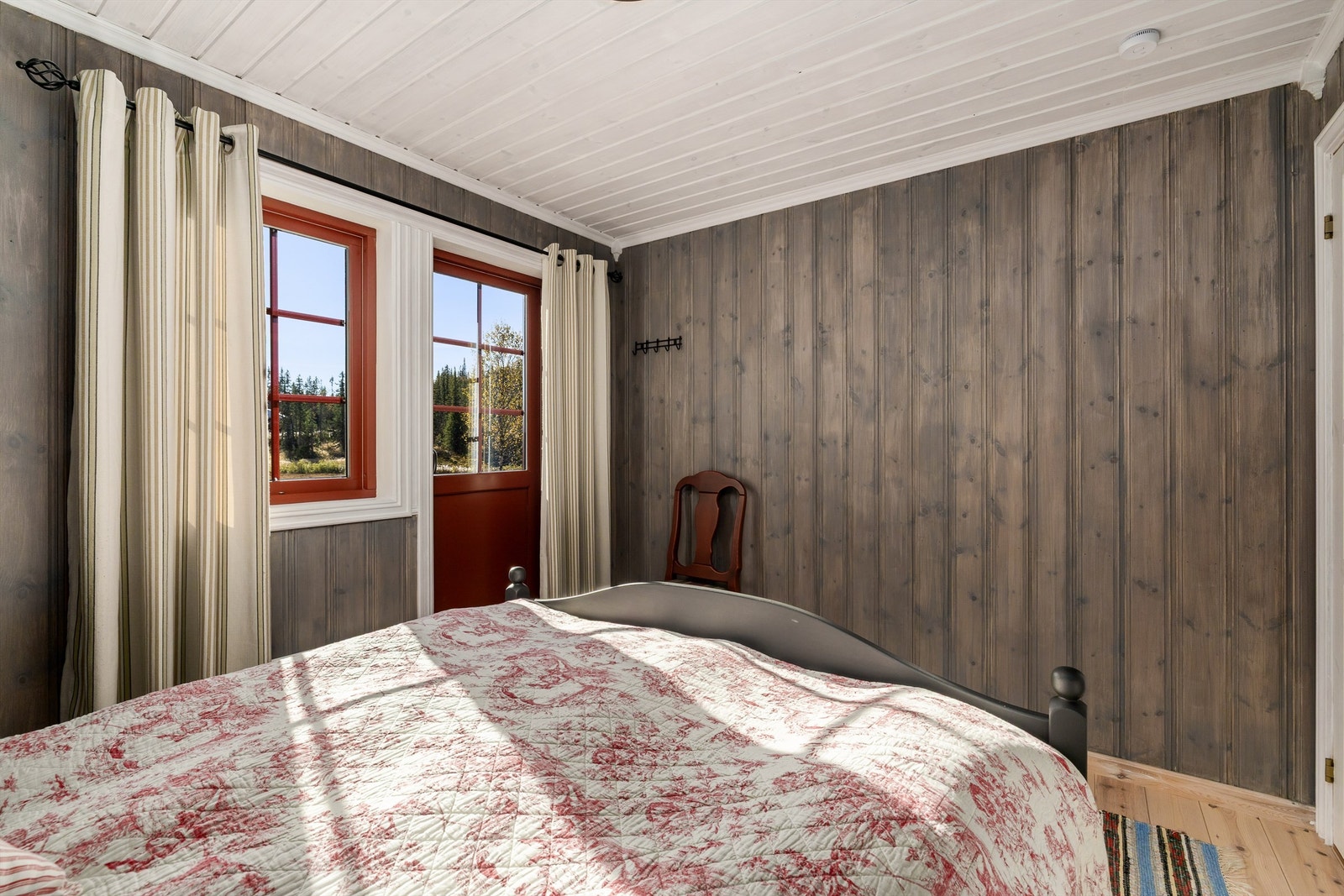 Fra hovedsoverommet er det direkte utgang til en sørøstvendt terrasse på 19 m². Galleribilde