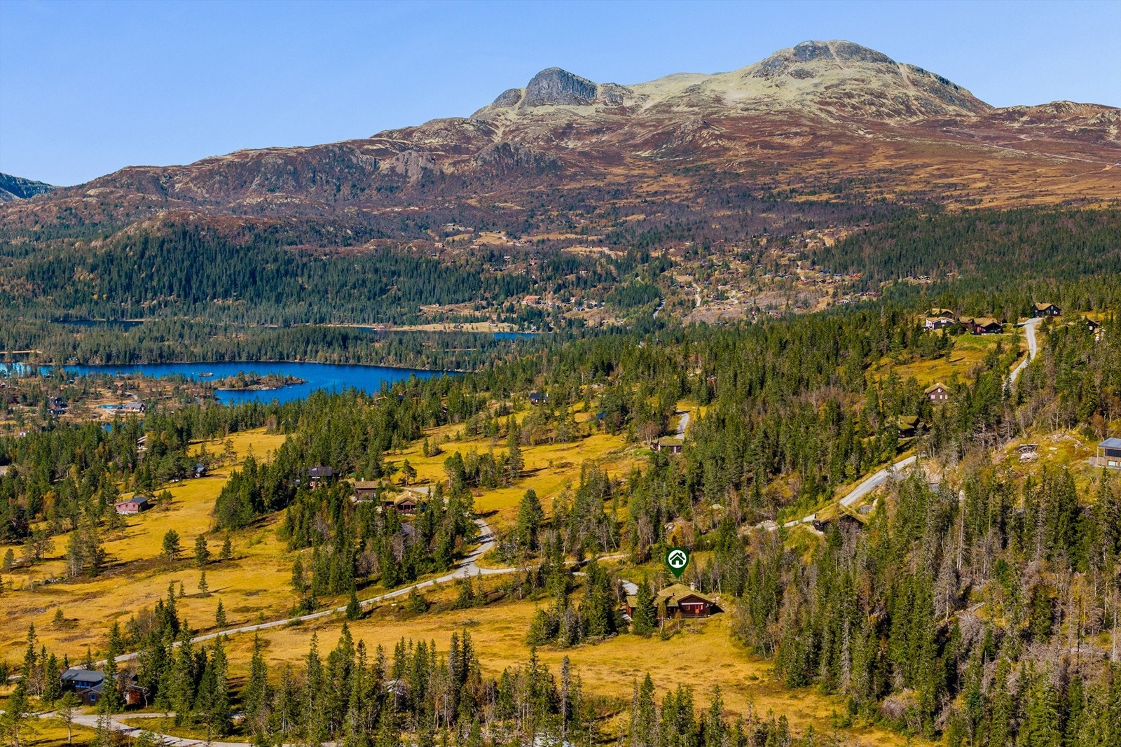 Gaustatoppen, Telemarks høyeste fjell, er en av de mange turmulighetene i nærheten. Galleribilde