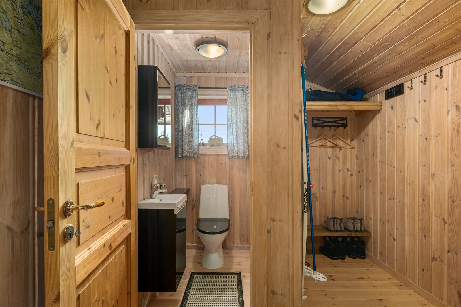 I tilknytning til inngangspartiet ligger et praktisk toalettrom og et garderoberom. Galleribilde
