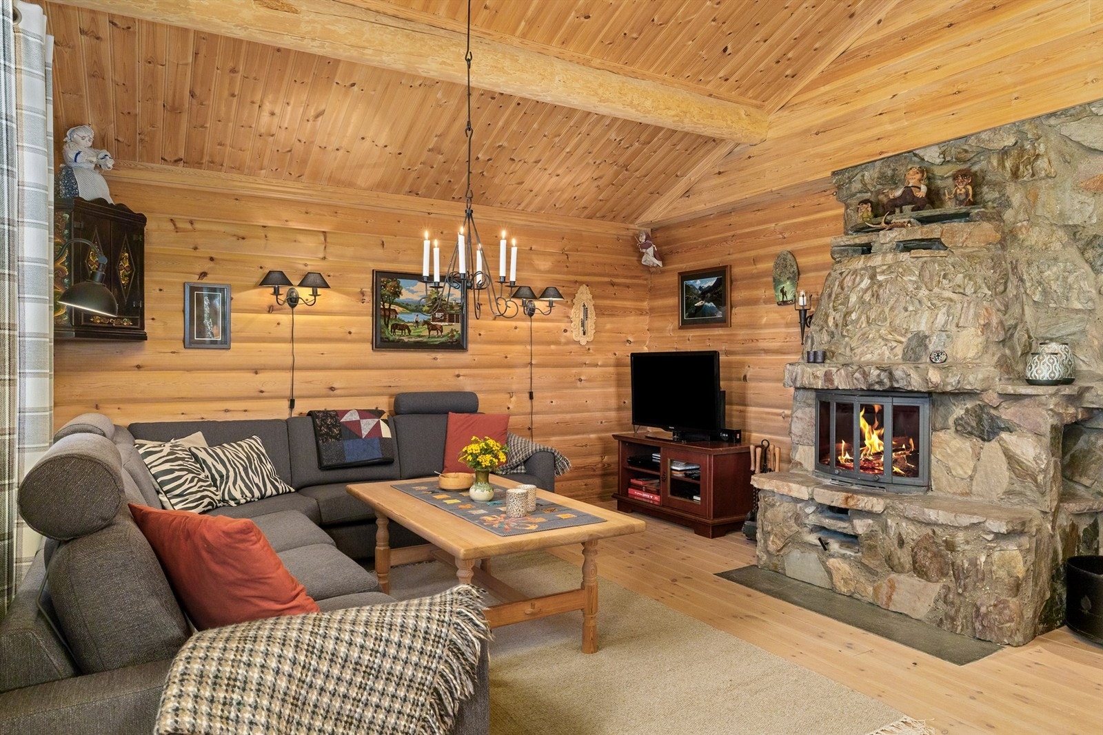 Gjennomgående bruk av panel på vegger og i himling skaper en lun atmosfære. Galleribilde