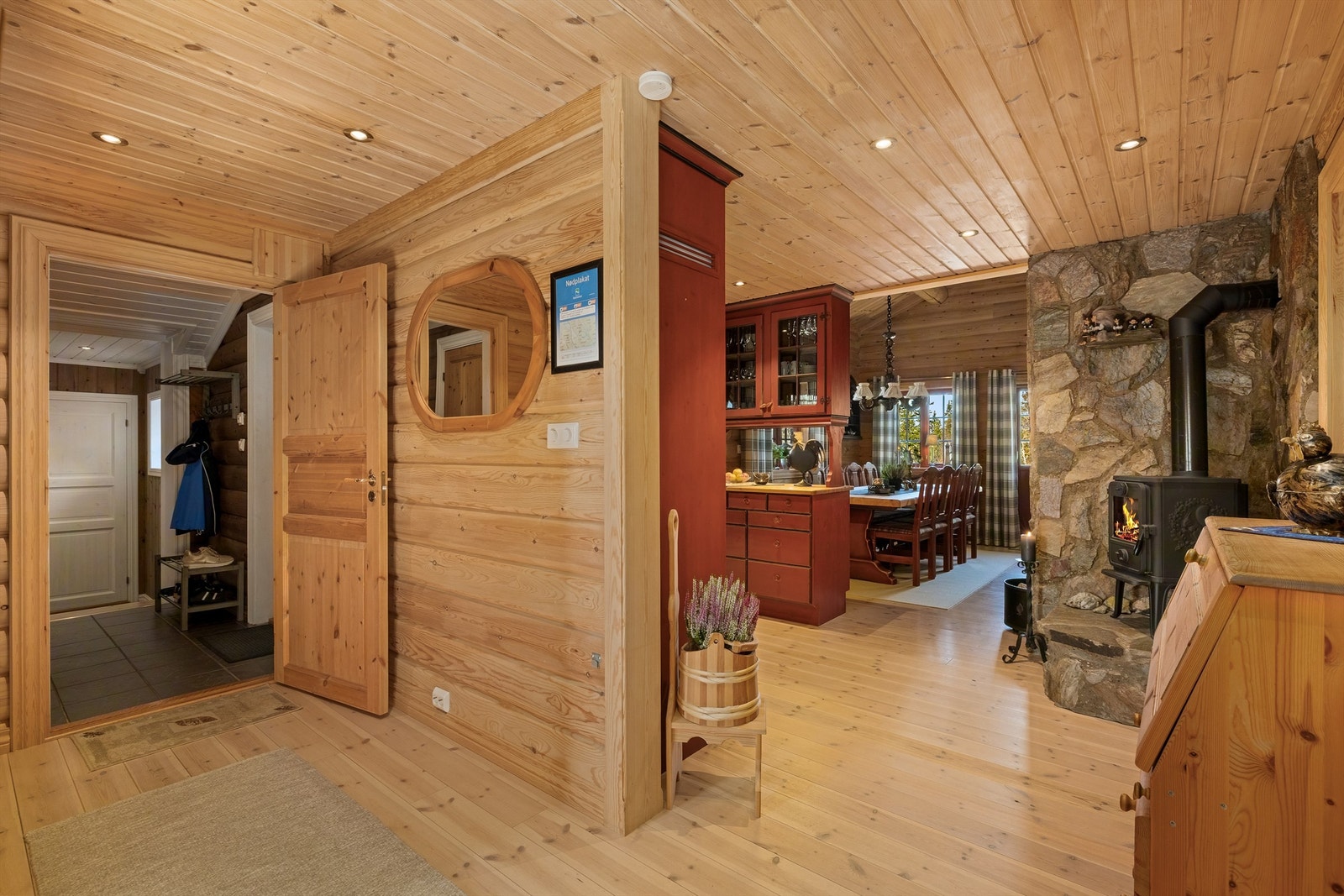 Heltre gulvbord binder sammen stue, spisestue og kjøkken til en helhet. Galleribilde