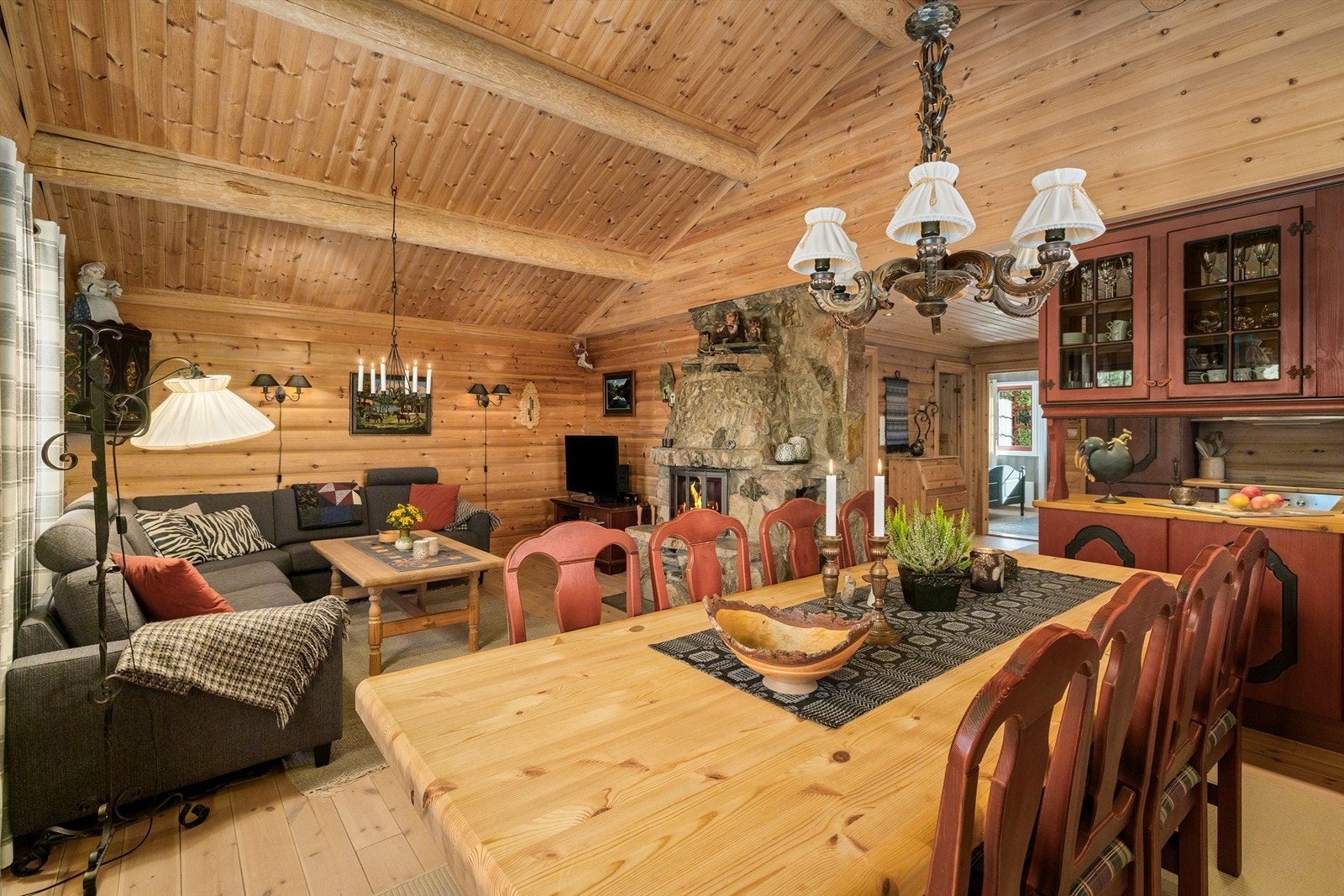 Stua har god plass til langbord og ligger i åpen løsning mot kjøkkenet. Galleribilde