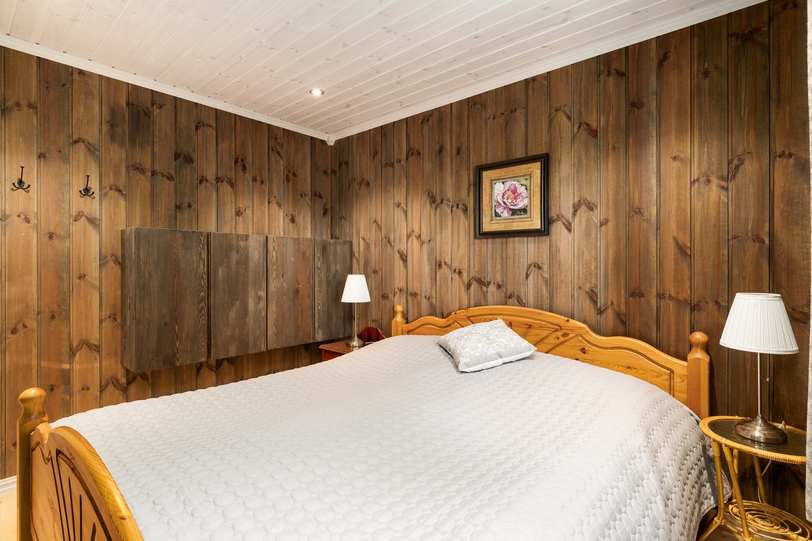 Rommet har vegghengte skap for smart oppbevaring. Galleribilde