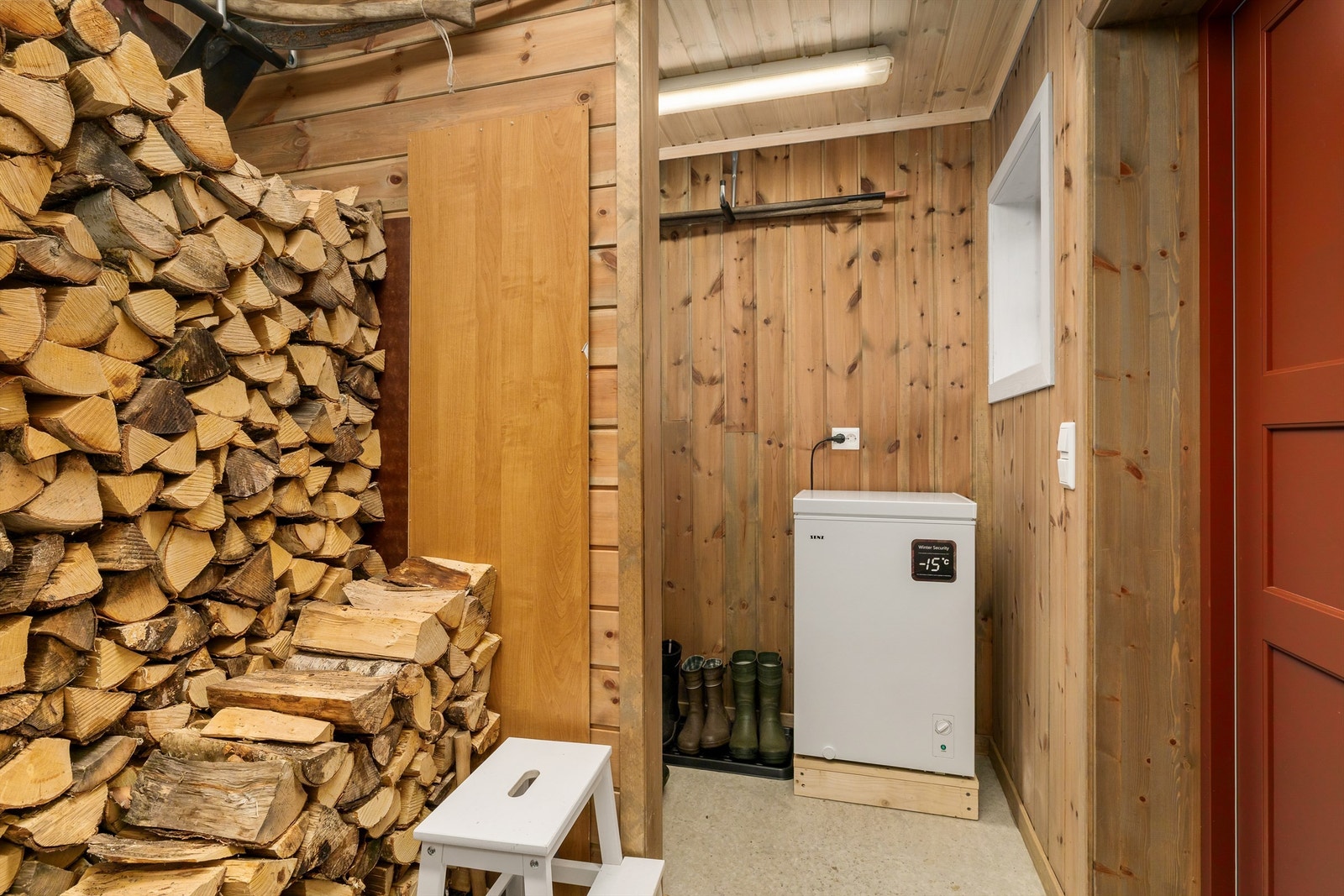 Innvendig bod med god plass til ved og oppbevaring, samt utgang til terrenget. Galleribilde
