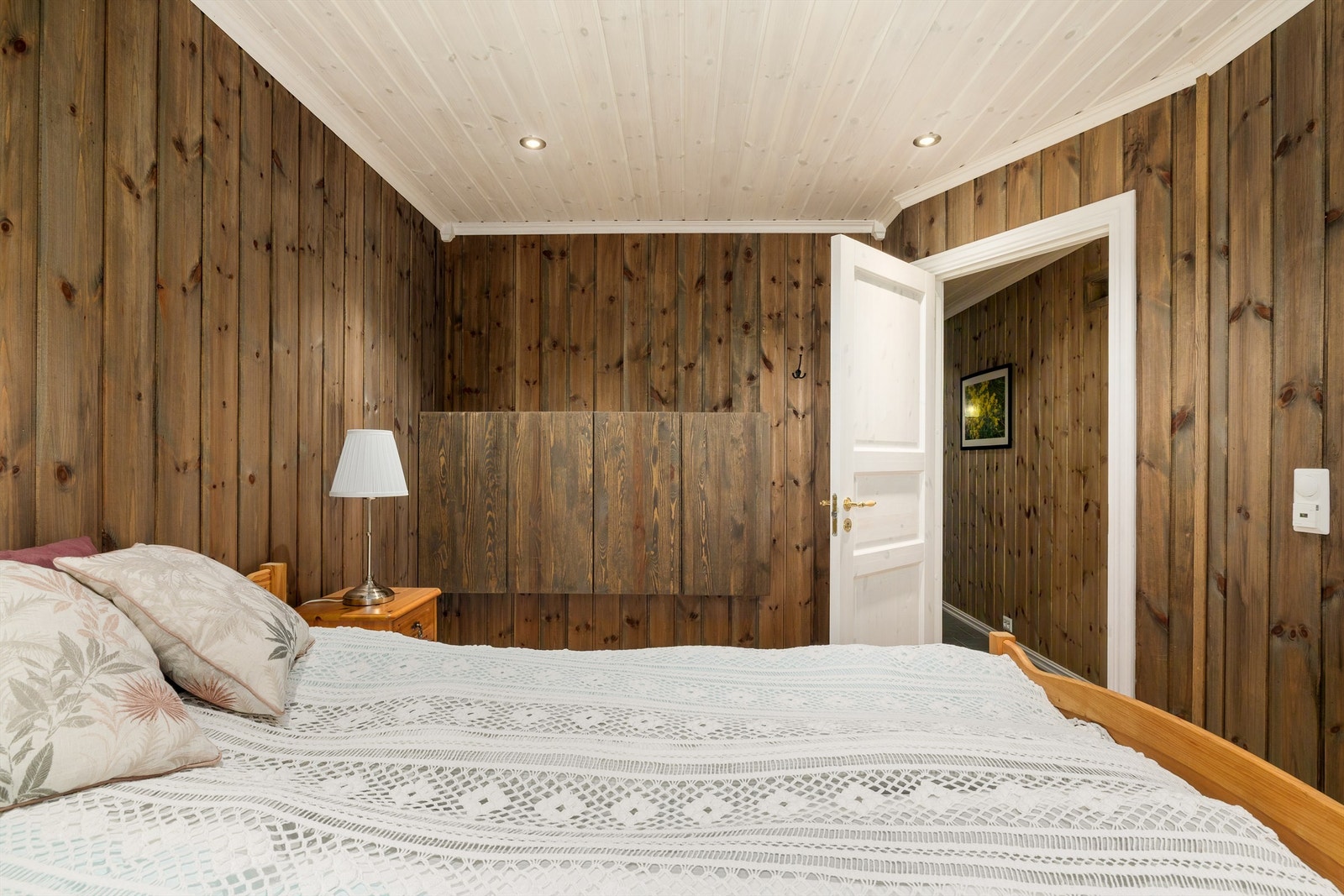 Gjennomgående panel på veggene og profilerte dører gir en helhetlig stil. Galleribilde