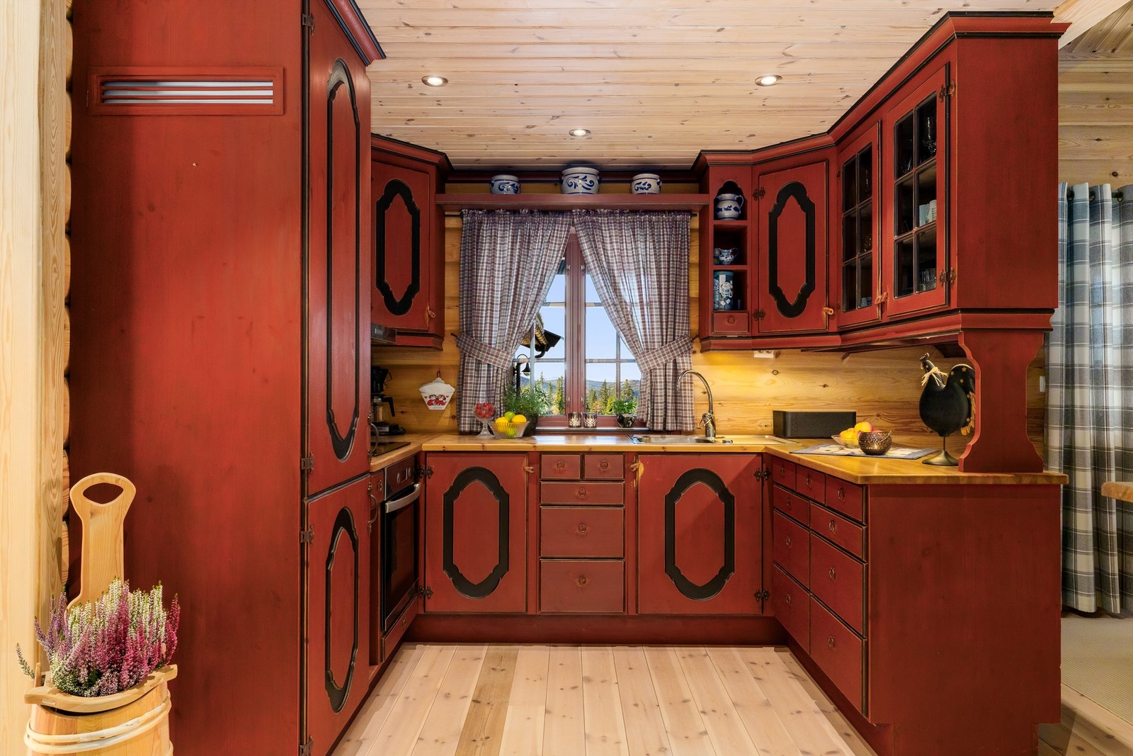 Meget sjarmerende hyttekjøkken med åpen løsning mot stuen, slik at du aldri går glipp av det sosiale. Galleribilde