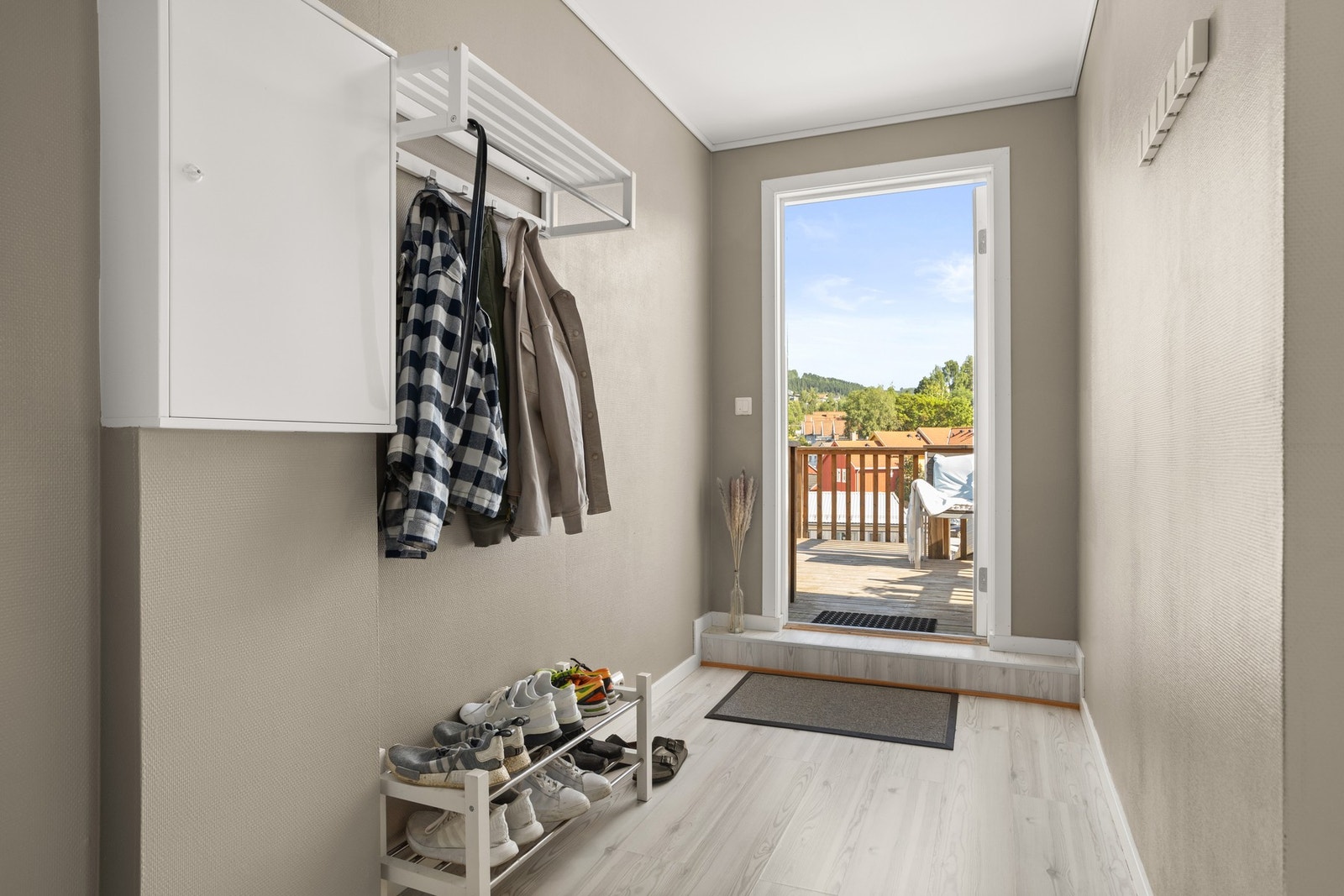 Entré med plass til yttertøy Galleribilde