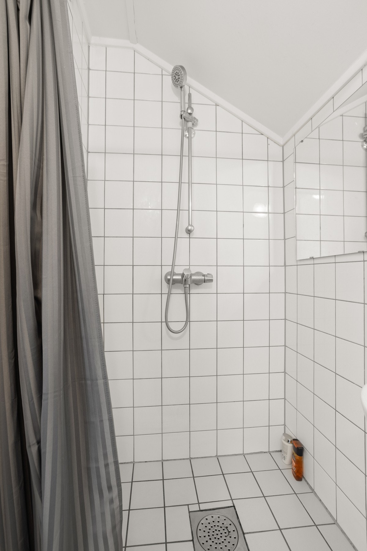 Utstyrt med dusj, servant og opplegg for vaskemaskin Galleribilde