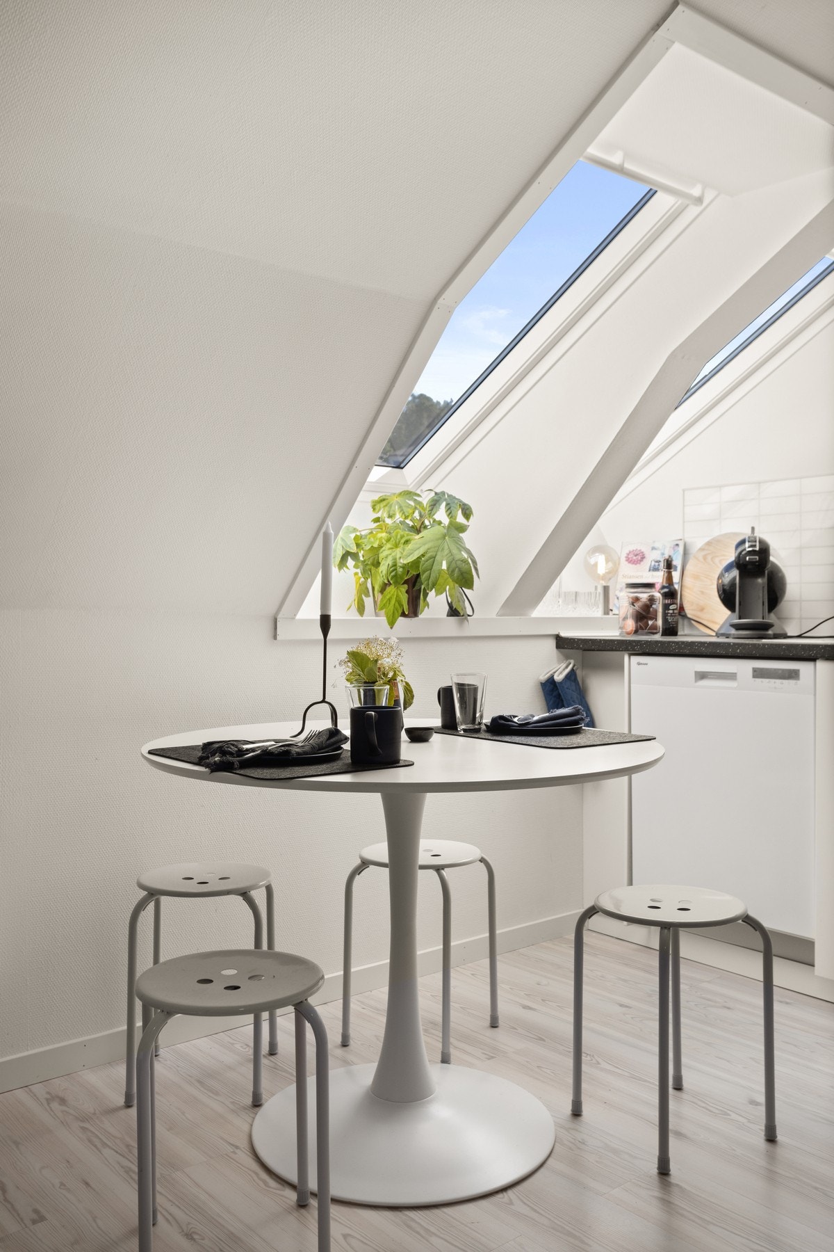 Hyggelig spiseplass i tilknytning til kjøkkenet Galleribilde
